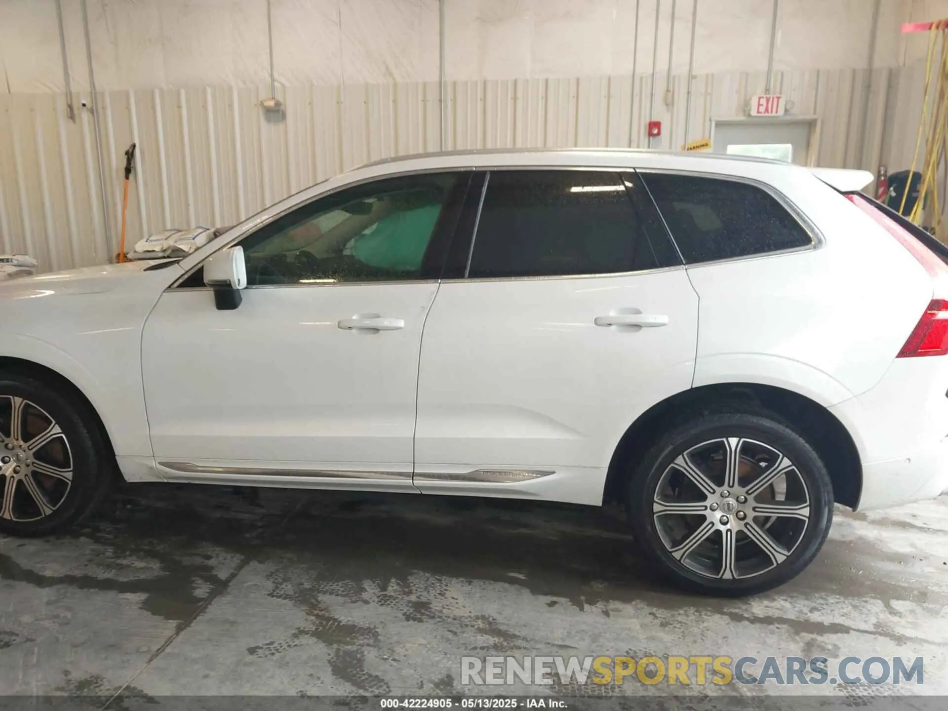 14 fotografías del automóvil dañado LYVA22RL1KB220003 VOLVO XC60 2019