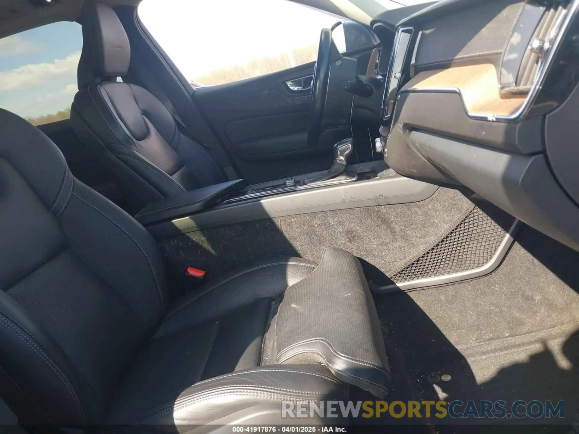 5 fotografías del automóvil dañado LYVA22RL4KB233716 VOLVO XC60 2019