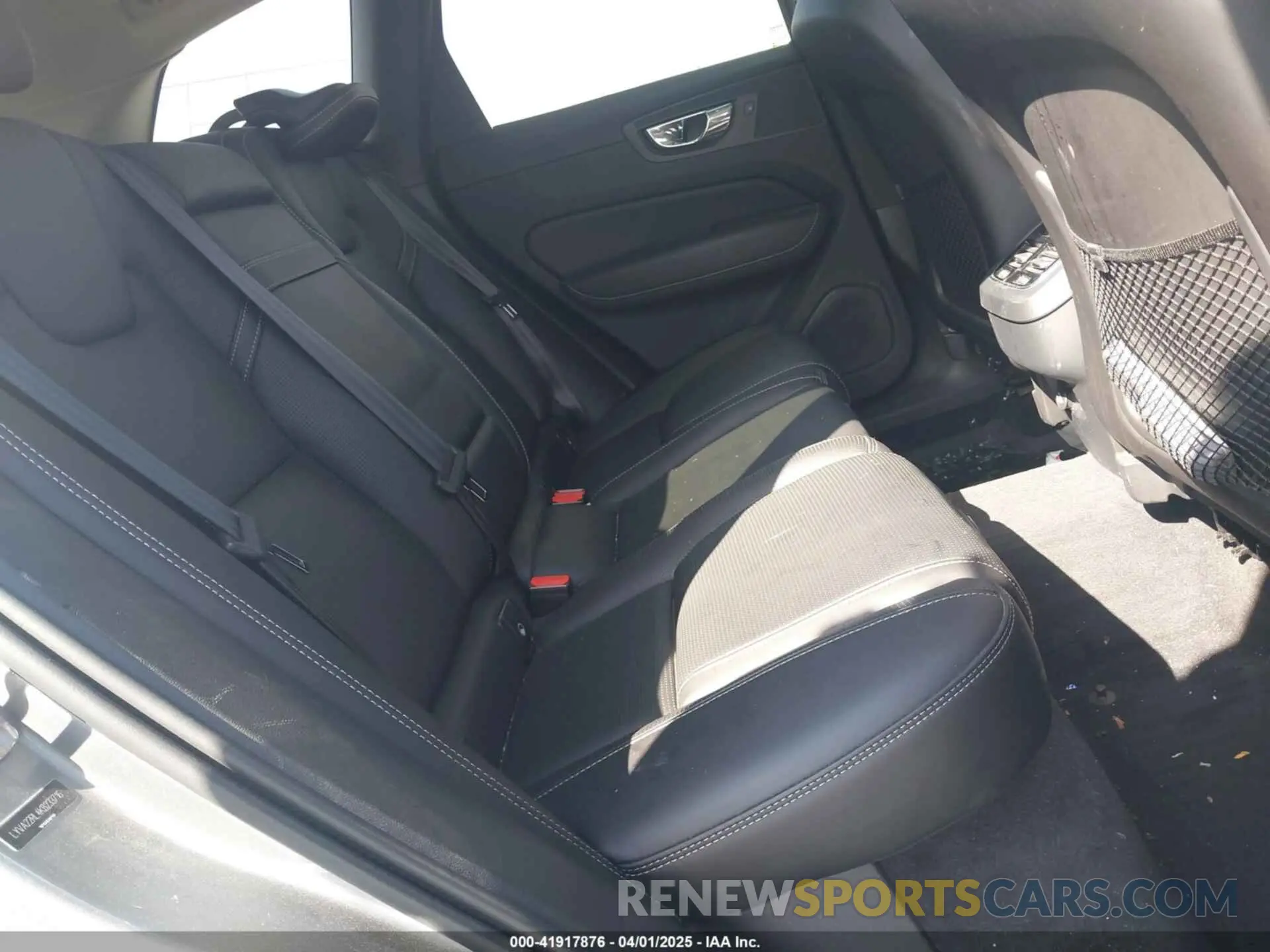 8 fotografías del automóvil dañado LYVA22RL4KB233716 VOLVO XC60 2019