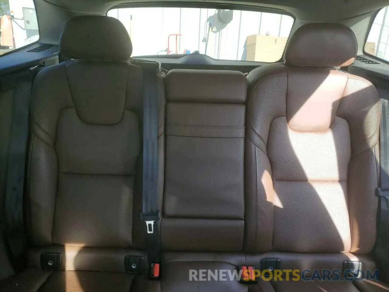 10 fotografías del automóvil dañado LYVA22RL8KB236876 VOLVO XC60 2019