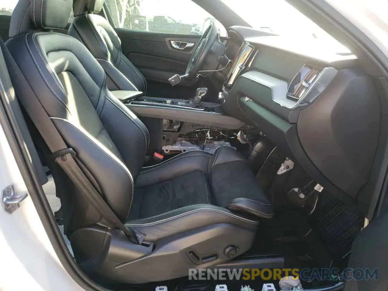 5 fotografías del automóvil dañado LYVA22RM4KB316880 VOLVO XC60 2019