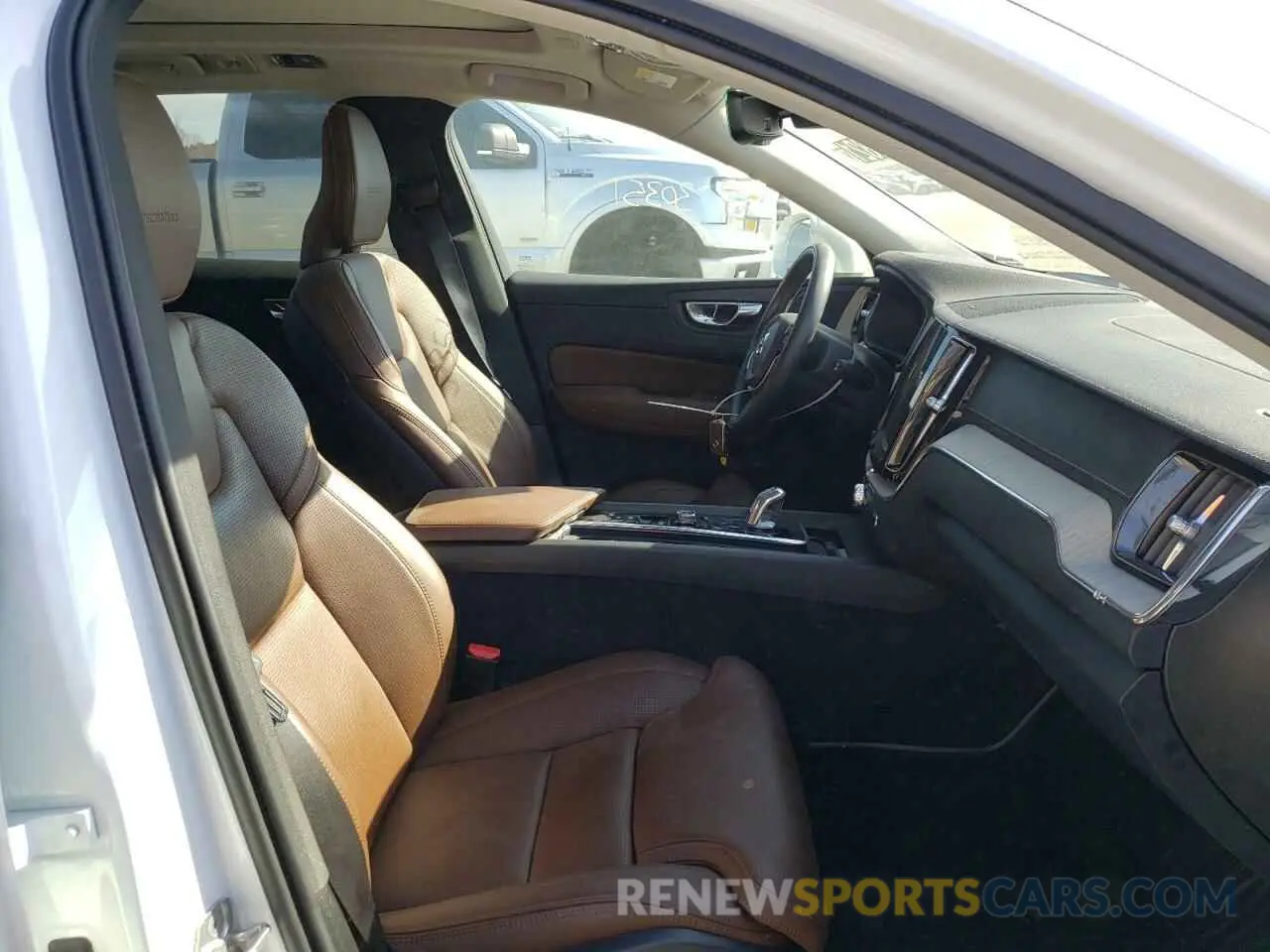 5 fotografías del automóvil dañado LYVBR0DL2KB211337 VOLVO XC60 2019
