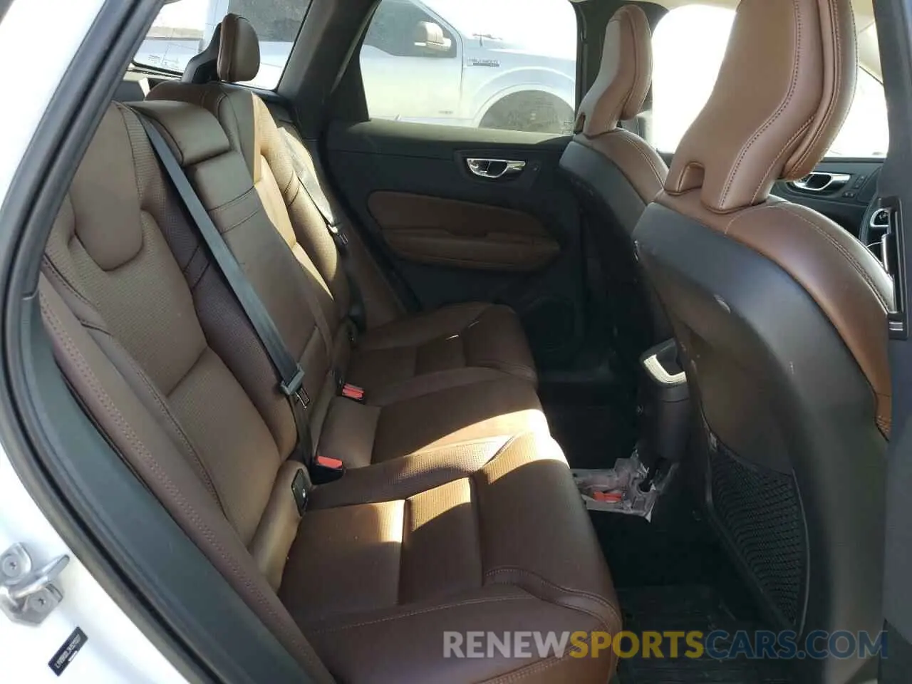 6 fotografías del automóvil dañado LYVBR0DL2KB211337 VOLVO XC60 2019