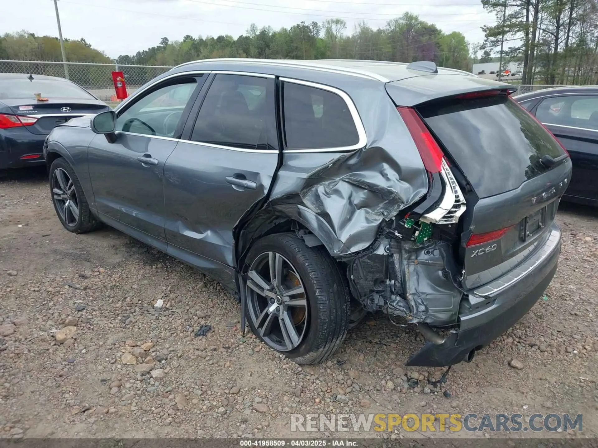 3 fotografías del automóvil dañado YV4102DK2L1589947 VOLVO XC60 2020