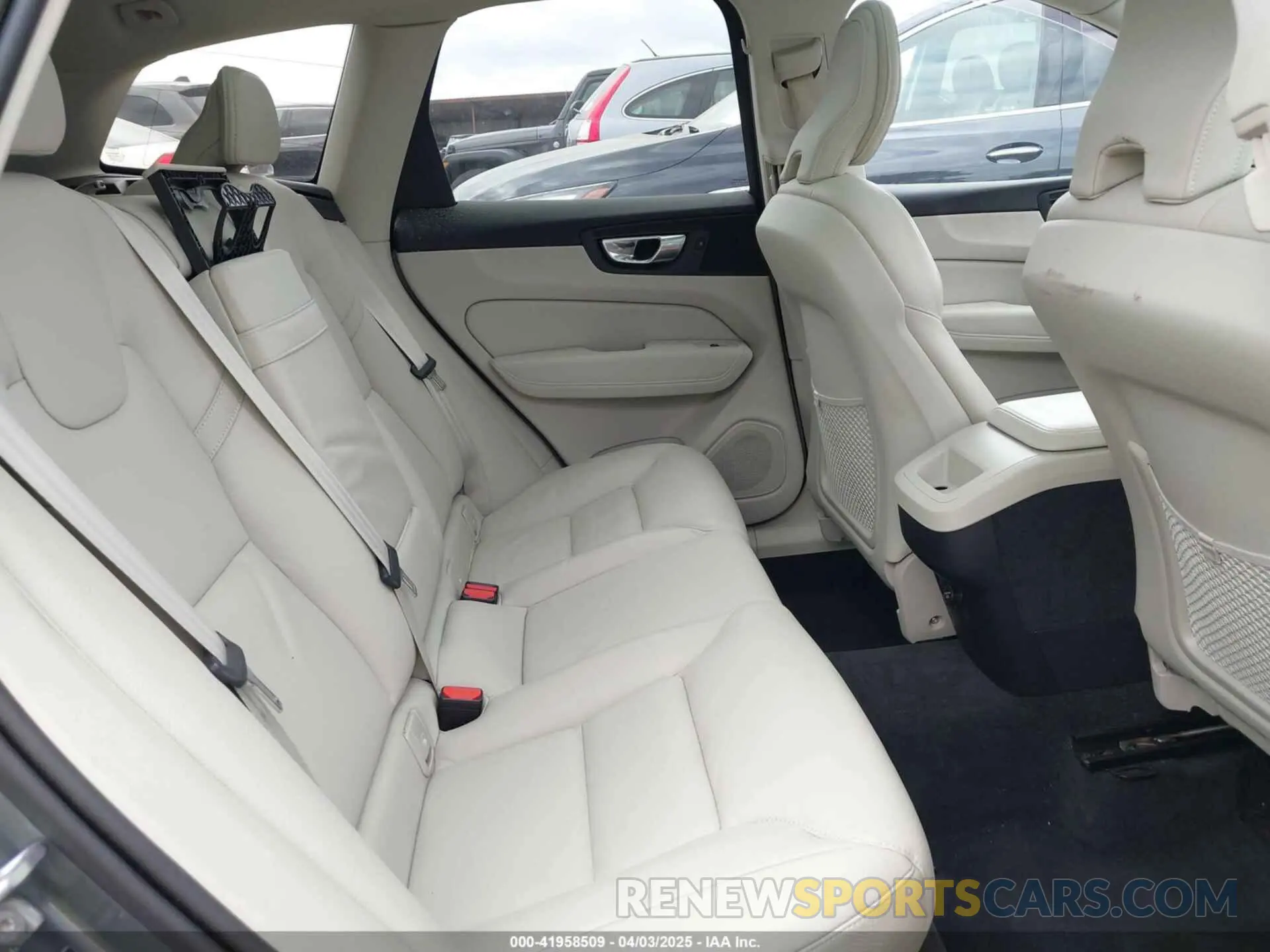 8 fotografías del automóvil dañado YV4102DK2L1589947 VOLVO XC60 2020