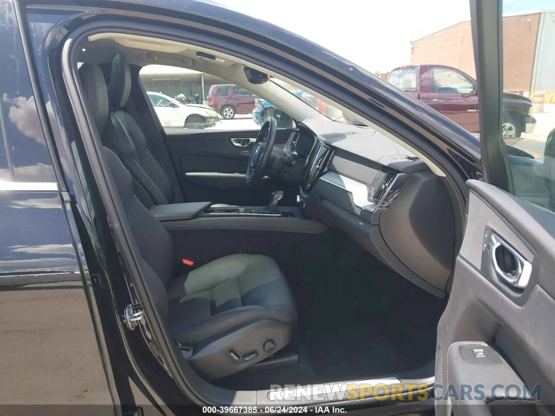 5 fotografías del automóvil dañado YV4102DK4L1589903 VOLVO XC60 2020