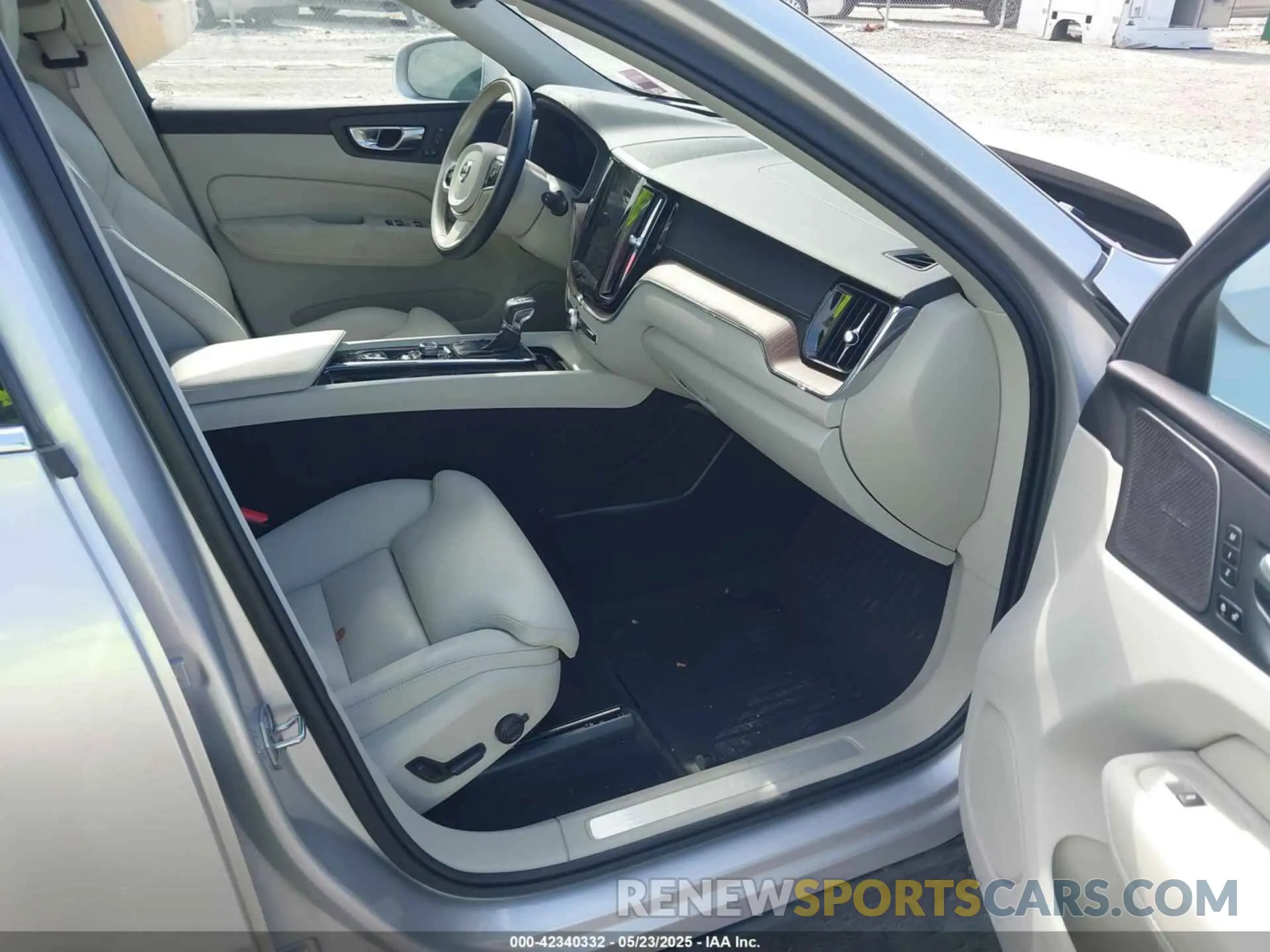 5 fotografías del automóvil dañado YV4102DL3L1525862 VOLVO XC60 2020
