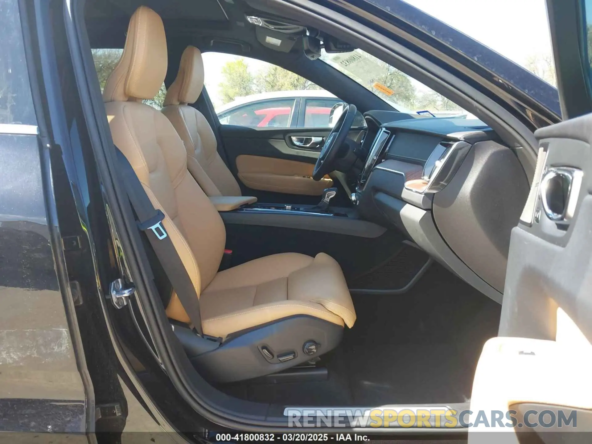 5 fotografías del automóvil dañado YV4102DL4L1535820 VOLVO XC60 2020