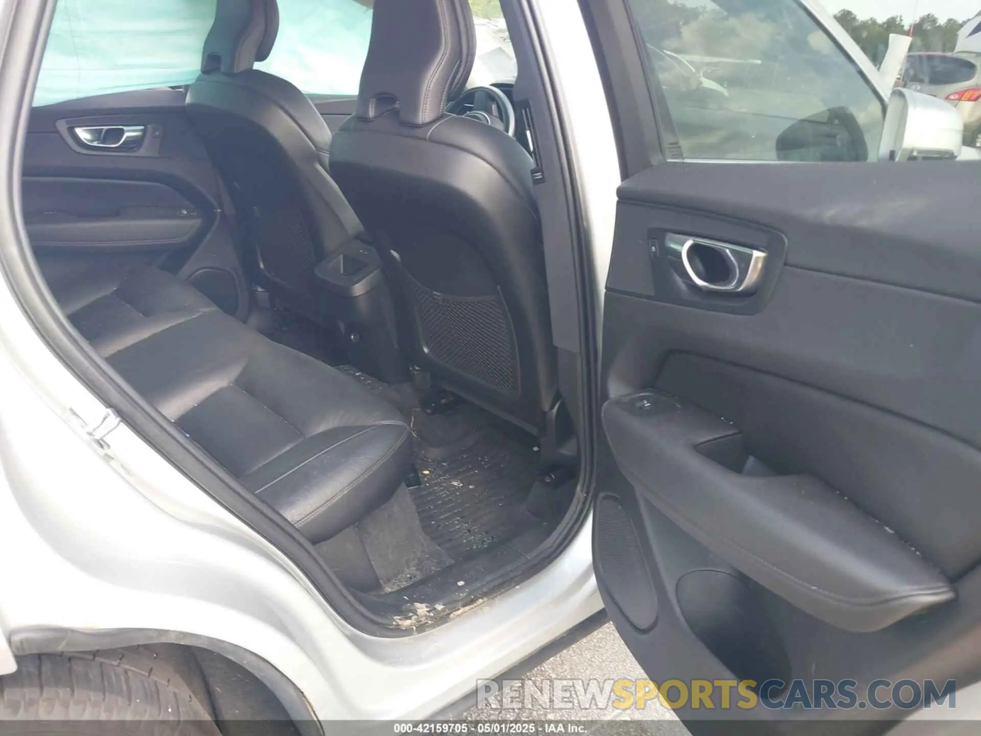8 fotografías del automóvil dañado YV4102RK0L1478564 VOLVO XC60 2020