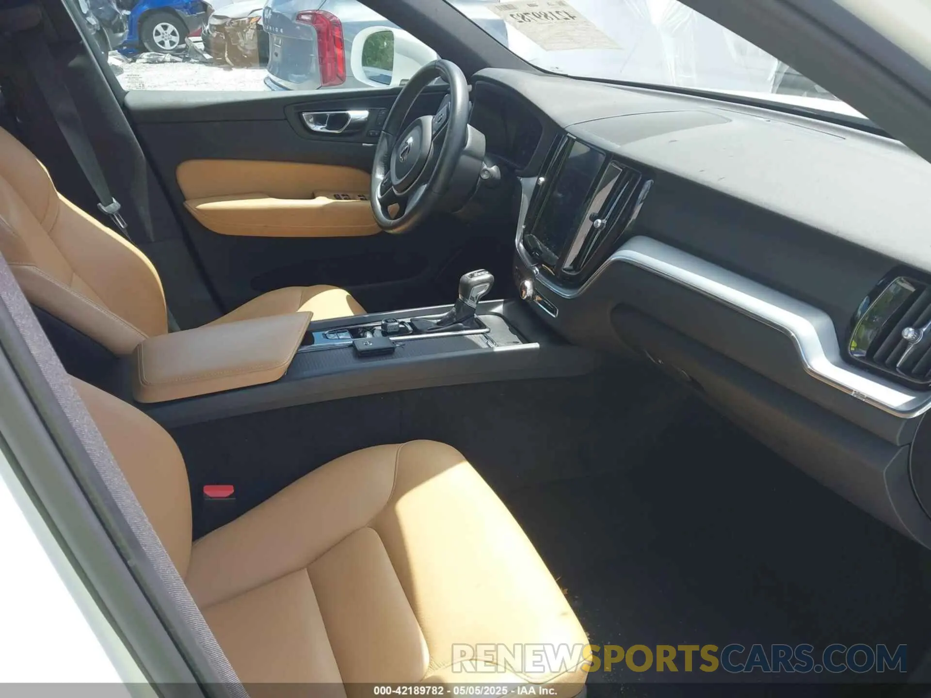 5 fotografías del automóvil dañado YV4102RK6L1582721 VOLVO XC60 2020
