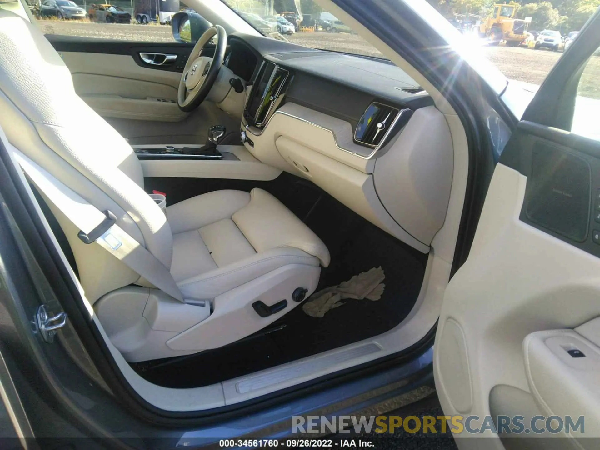5 fotografías del automóvil dañado YV4102RL1L1525657 VOLVO XC60 2020