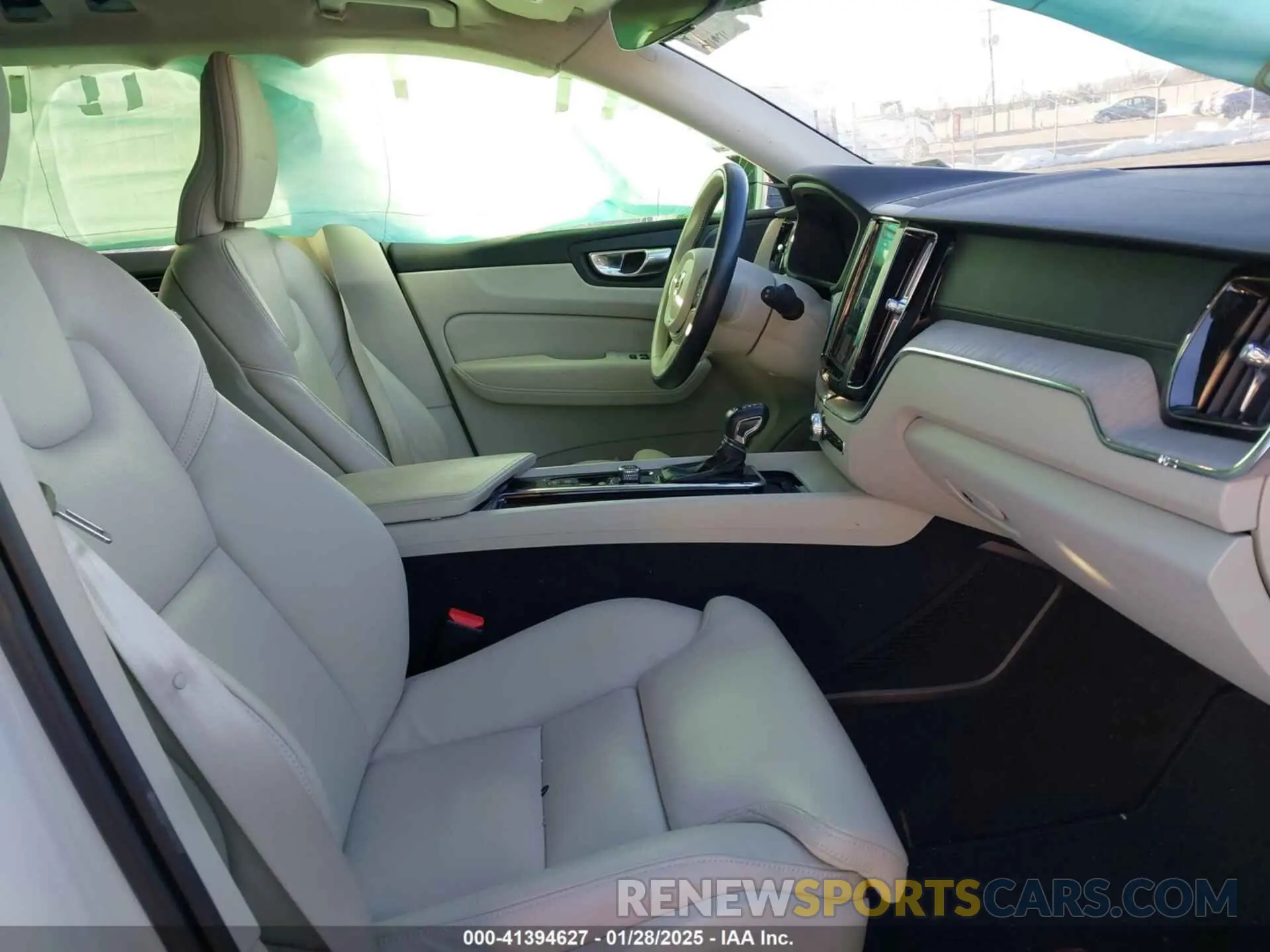 5 fotografías del automóvil dañado YV4102RL8L1544836 VOLVO XC60 2020
