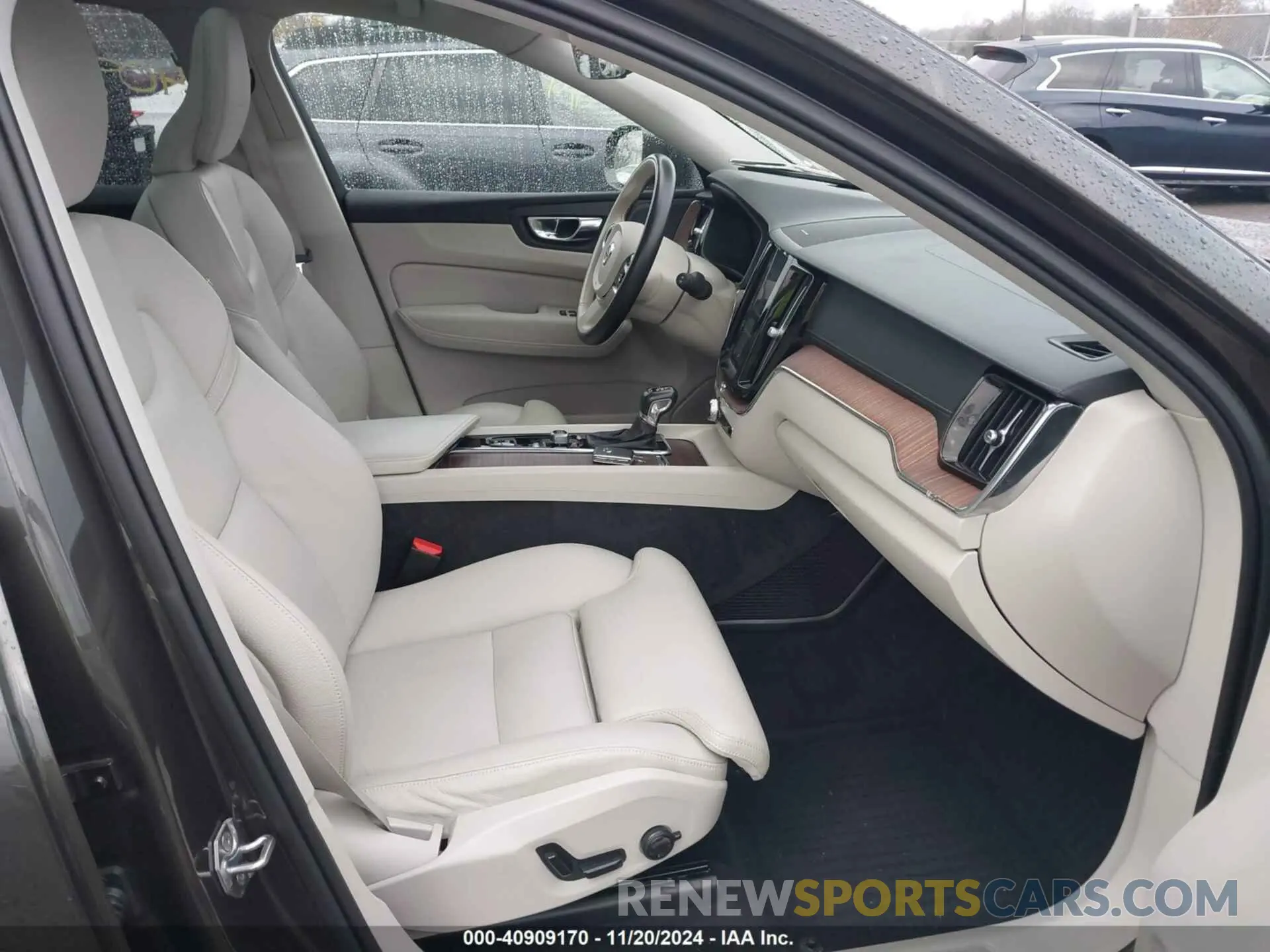 5 fotografías del automóvil dañado YV4A22RL9L1598740 VOLVO XC60 2020