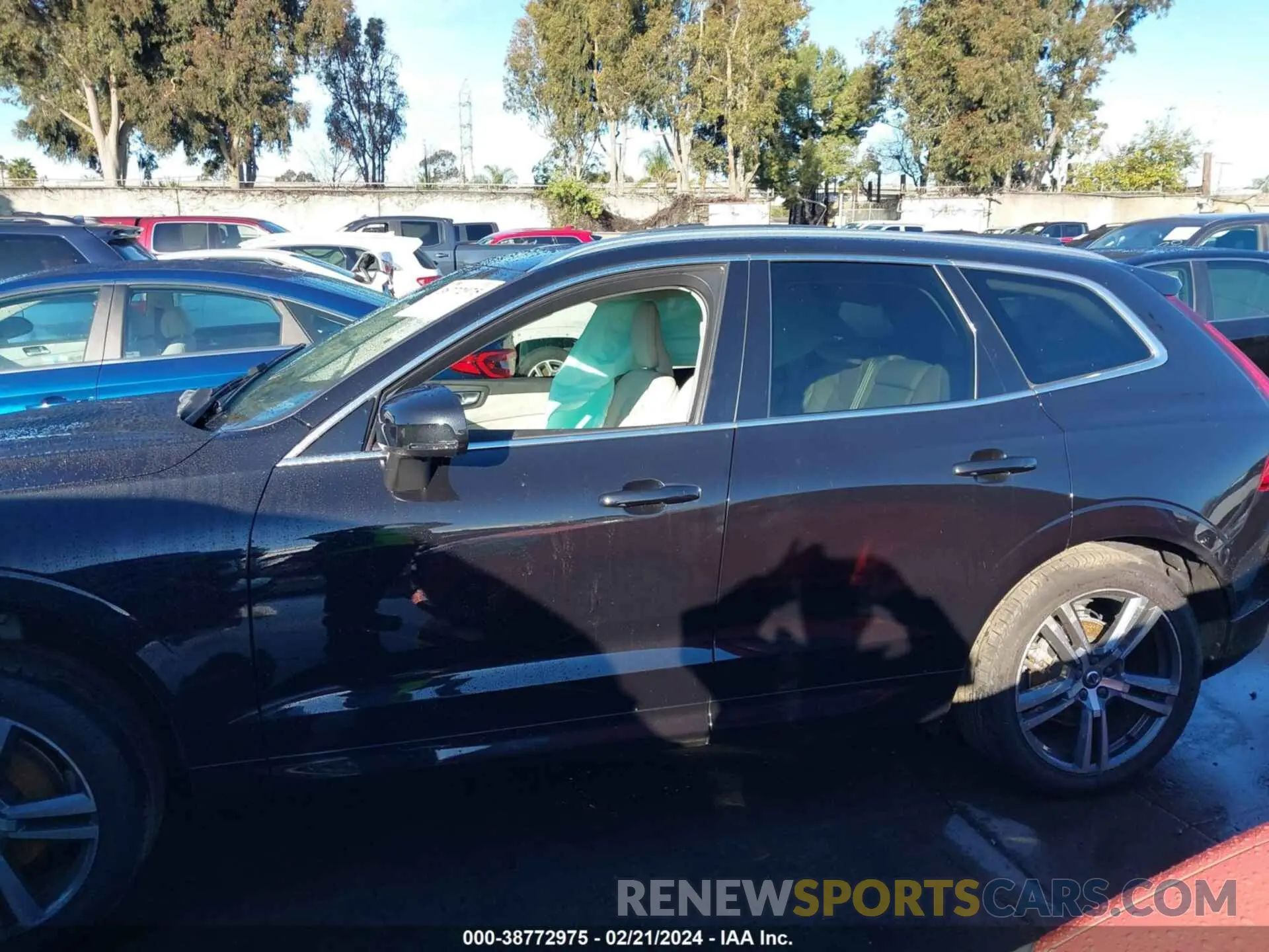 14 fotografías del automóvil dañado YV4102DK1M1797920 VOLVO XC60 2021