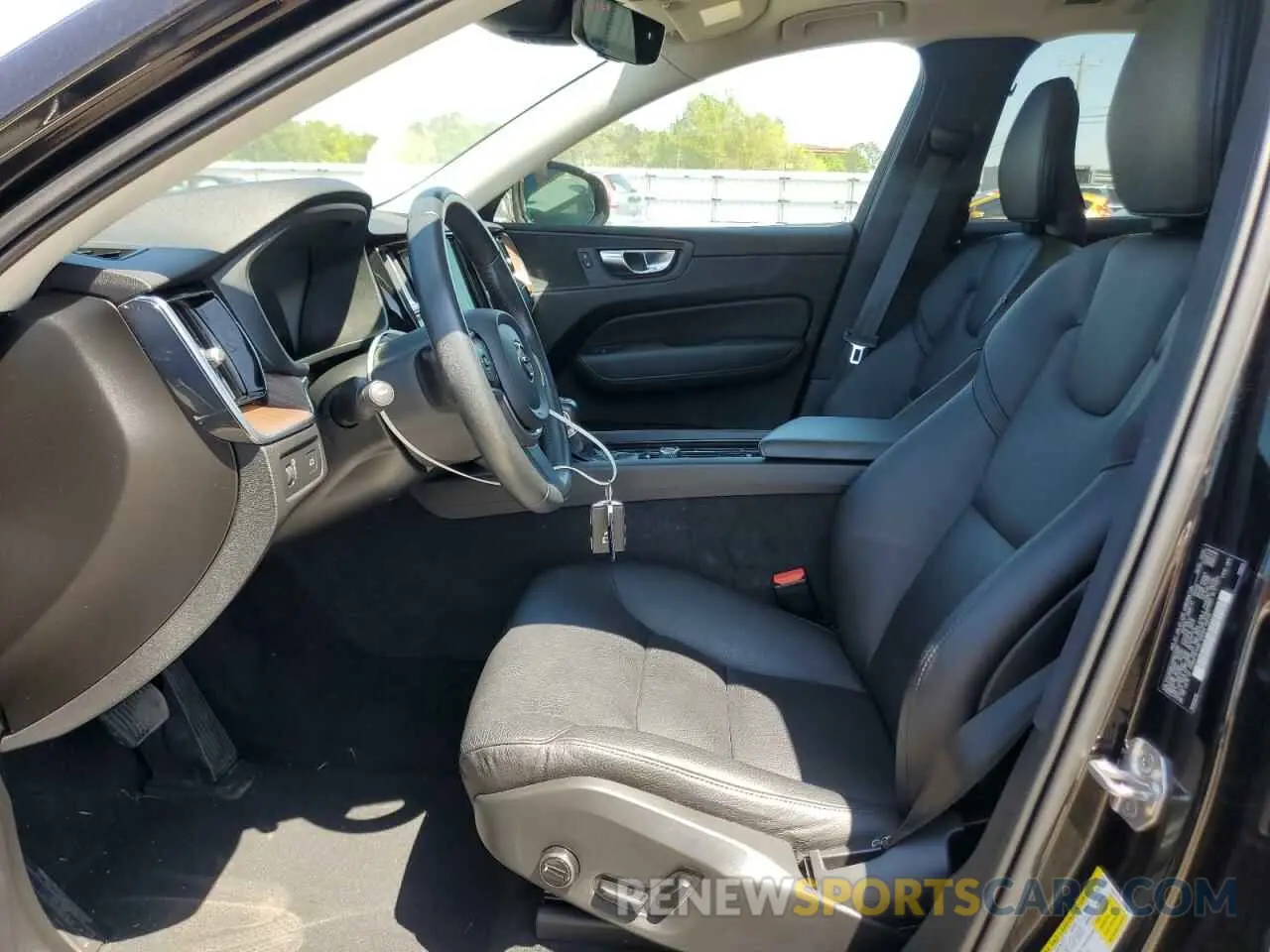 7 fotografías del automóvil dañado YV4102DK4M1803399 VOLVO XC60 2021