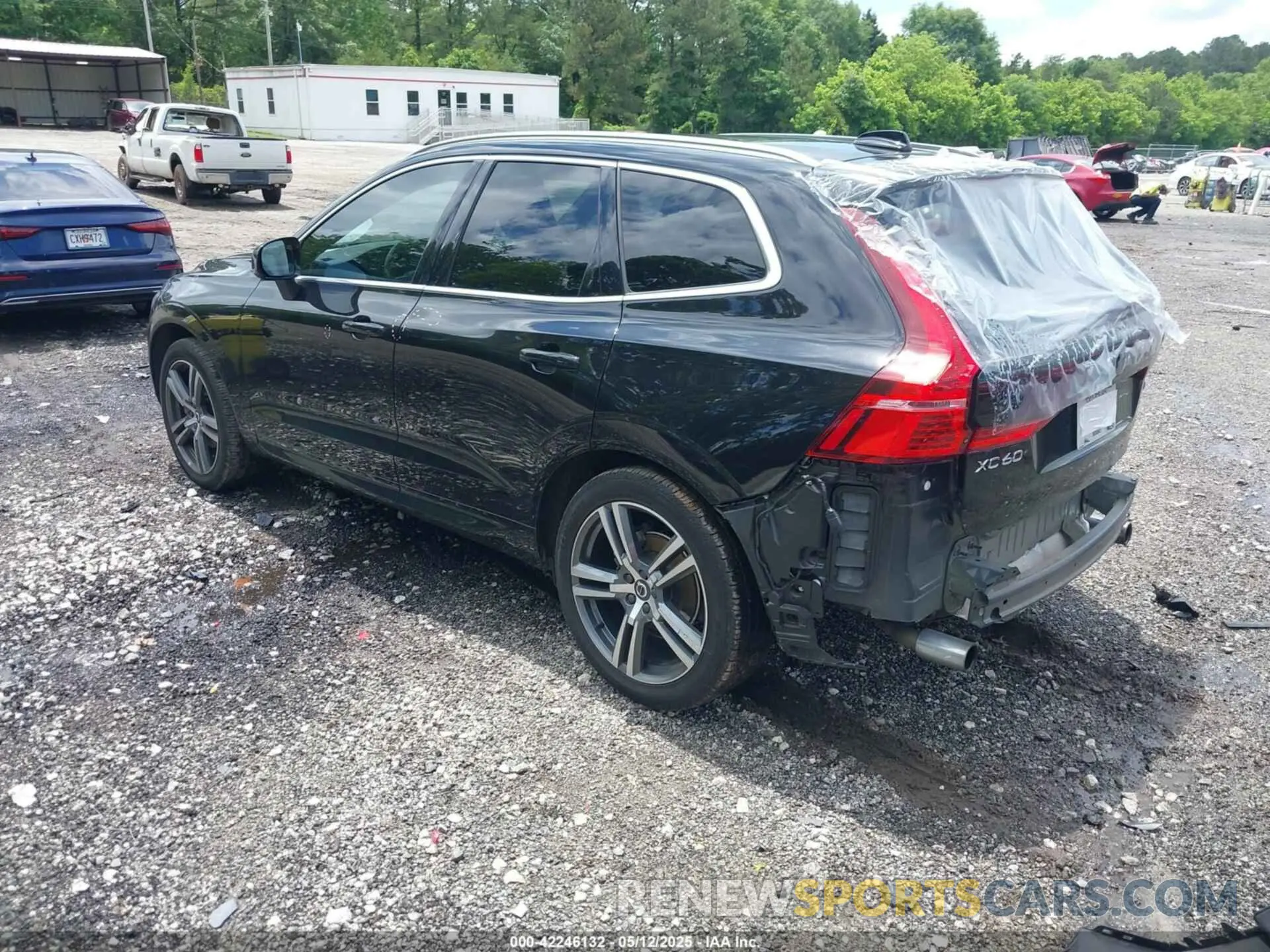 3 fotografías del automóvil dañado YV4102DK4M1818887 VOLVO XC60 2021