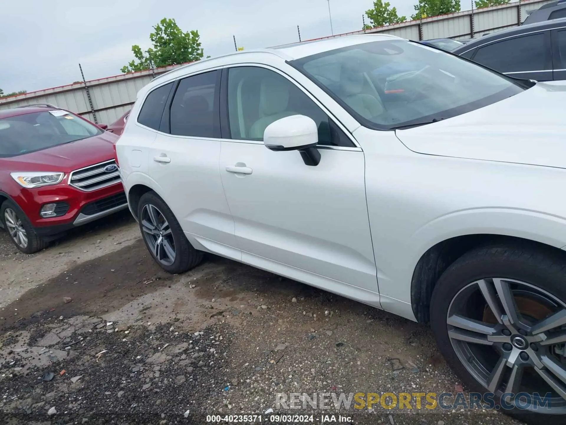 13 fotografías del automóvil dañado YV4102DK5M1880590 VOLVO XC60 2021