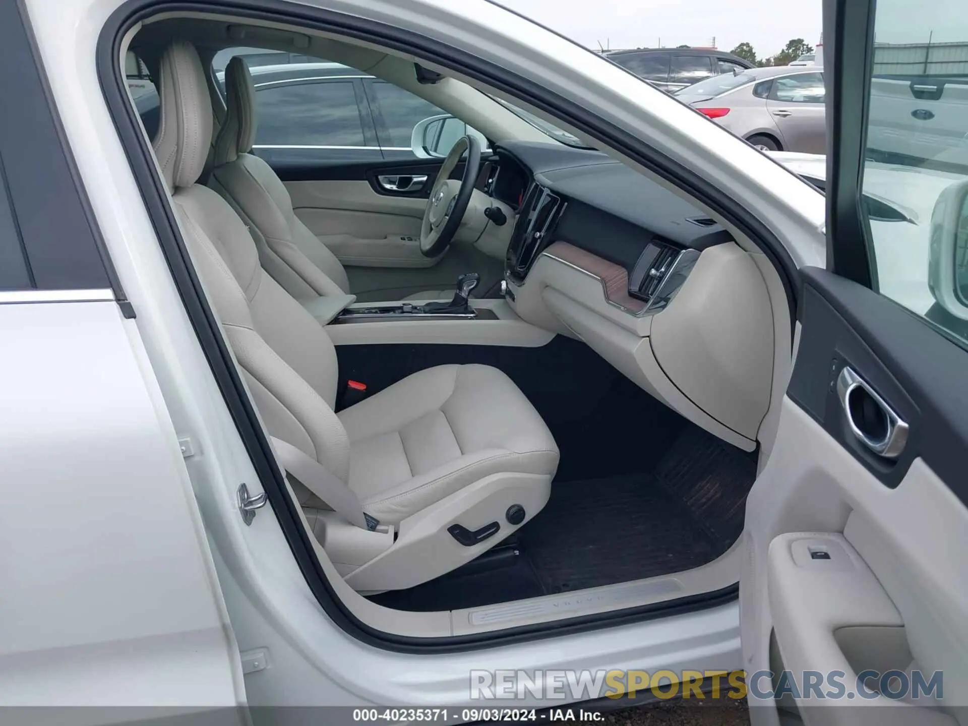 5 fotografías del automóvil dañado YV4102DK5M1880590 VOLVO XC60 2021