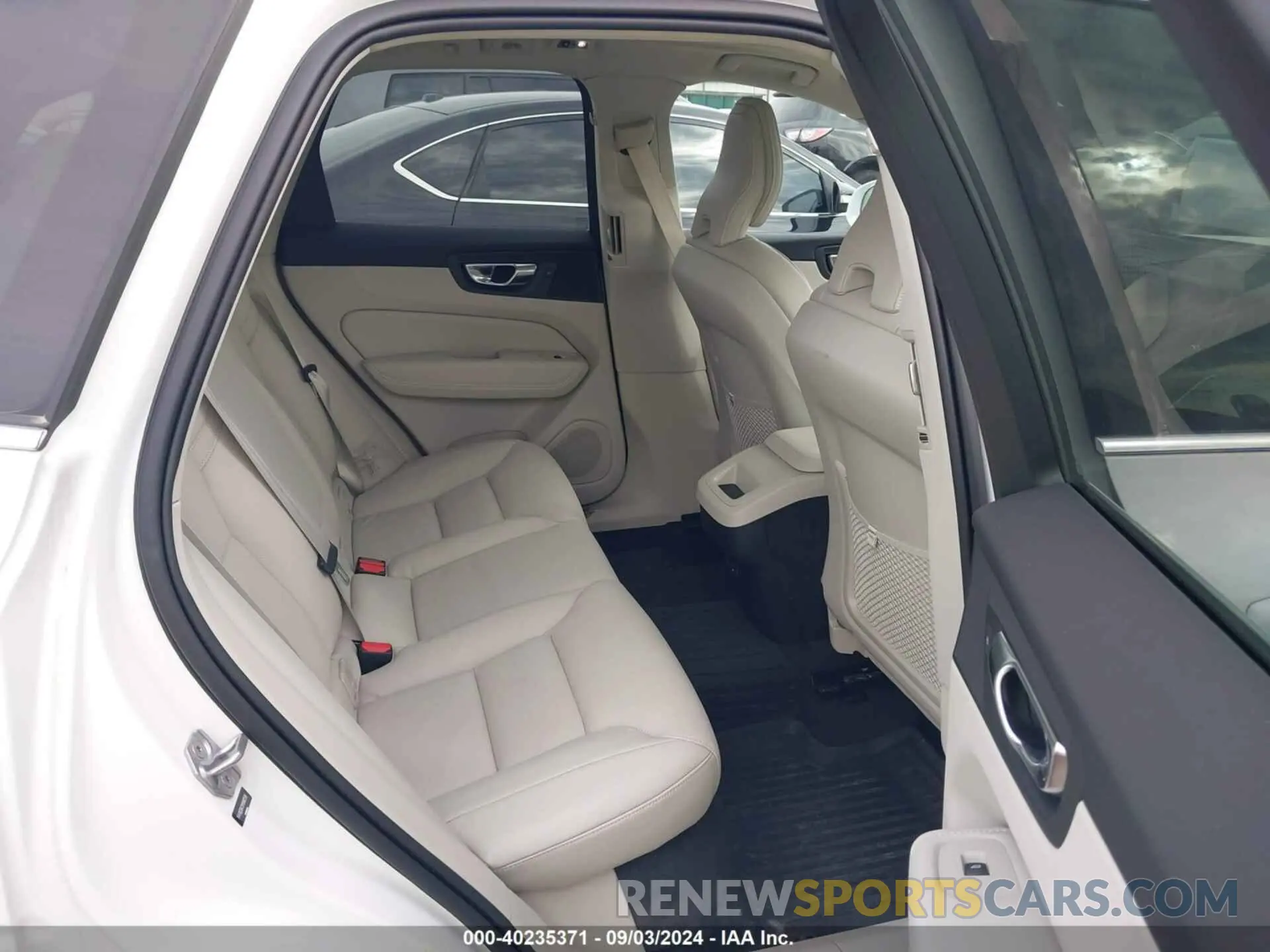 8 fotografías del automóvil dañado YV4102DK5M1880590 VOLVO XC60 2021