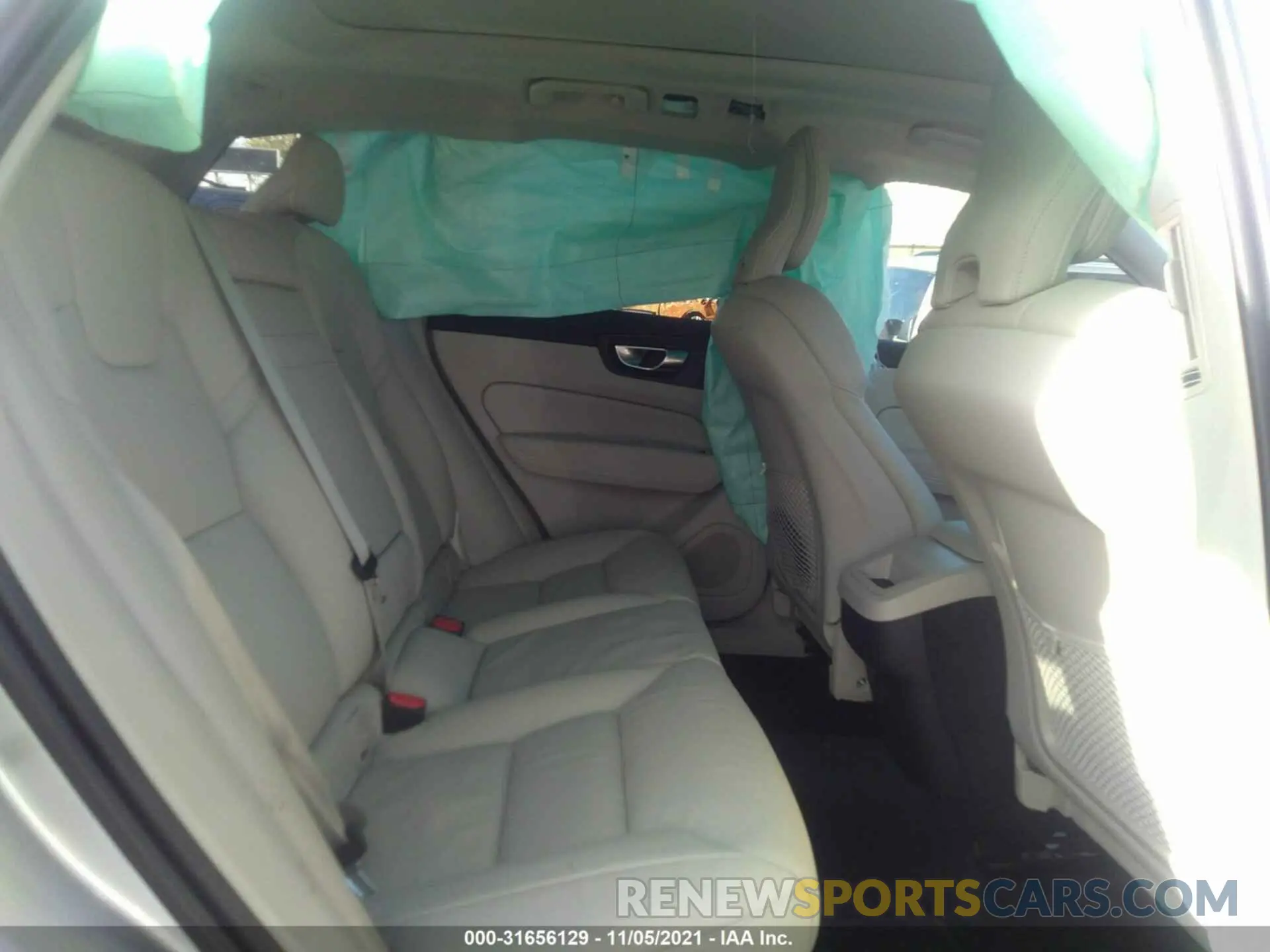 8 fotografías del automóvil dañado YV4102DK6M1809480 VOLVO XC60 2021