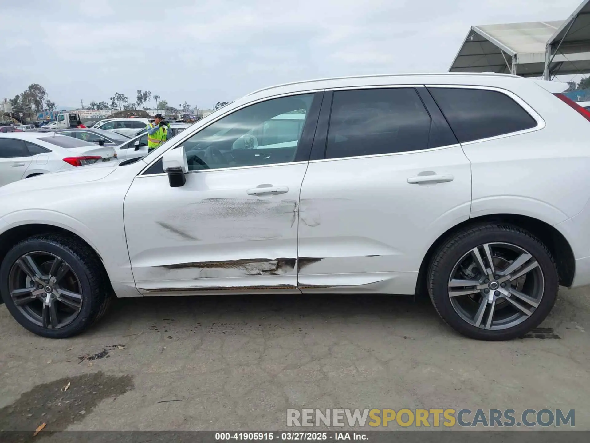 15 fotografías del automóvil dañado YV4102DK6M1828353 VOLVO XC60 2021