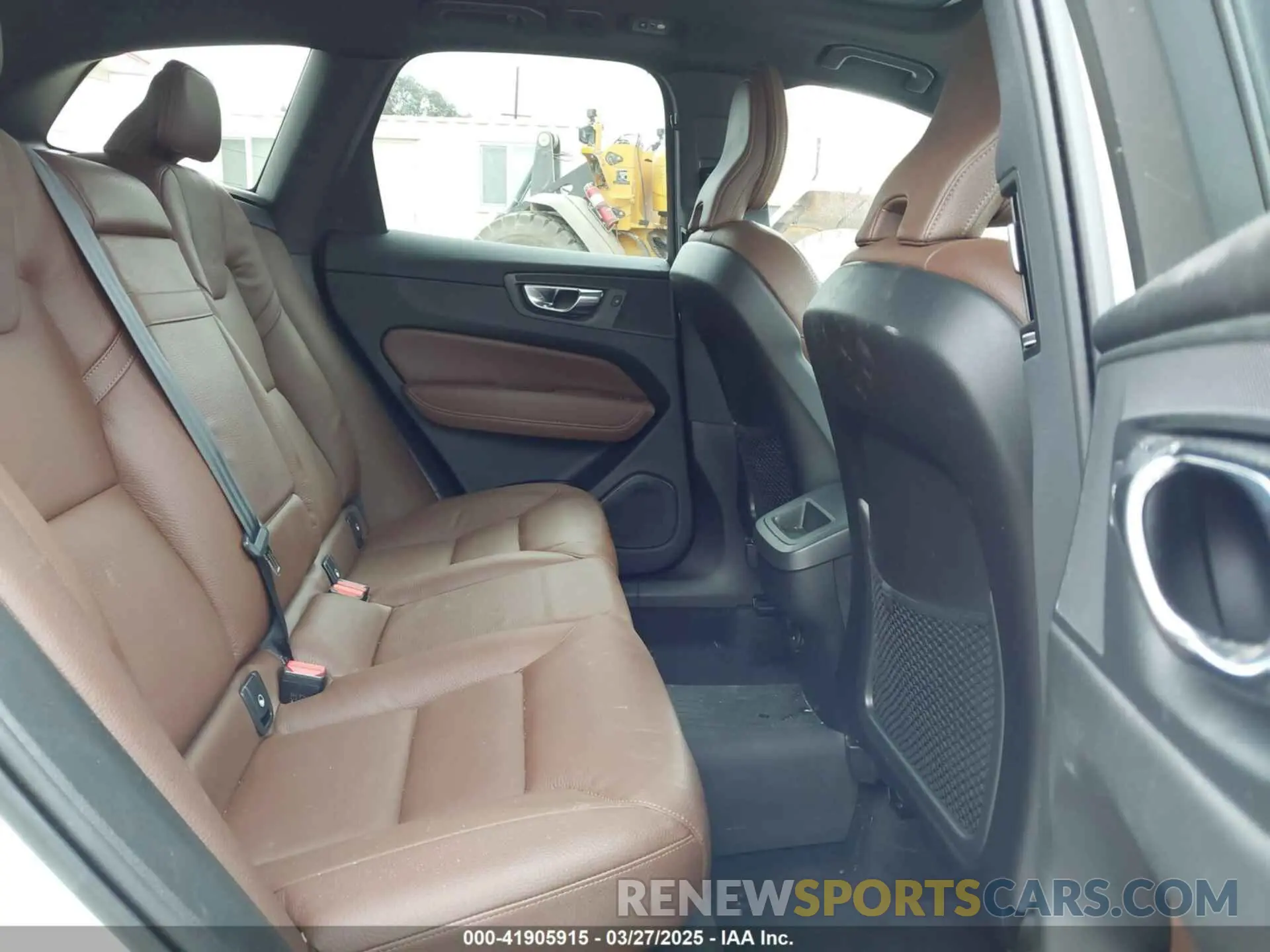 8 fotografías del automóvil dañado YV4102DK6M1828353 VOLVO XC60 2021