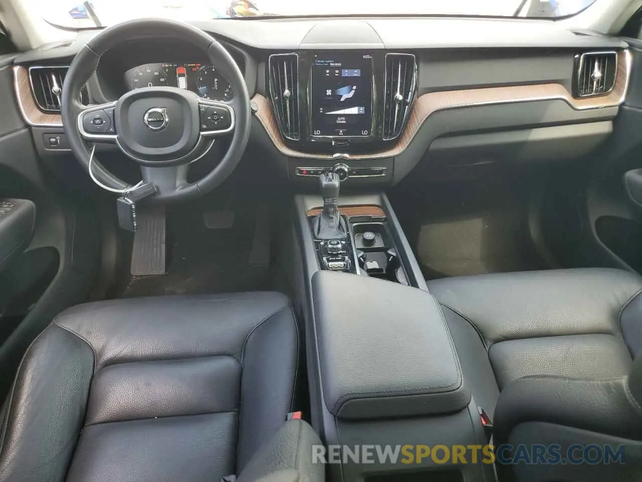8 fotografías del automóvil dañado YV4102DK9M1770335 VOLVO XC60 2021