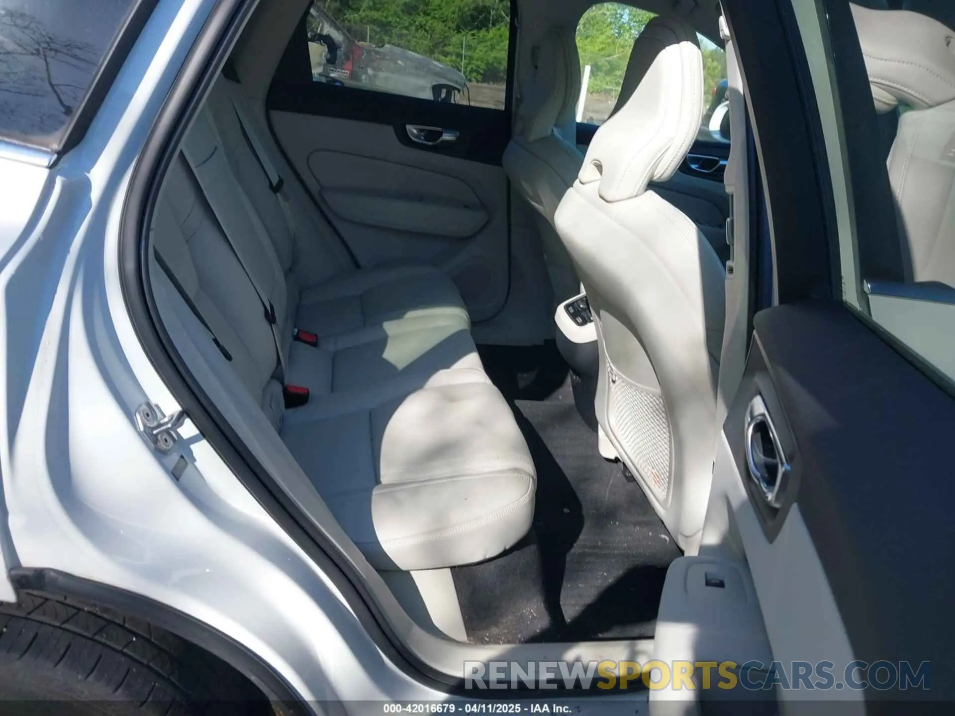 8 fotografías del automóvil dañado YV4102DL7M1814289 VOLVO XC60 2021