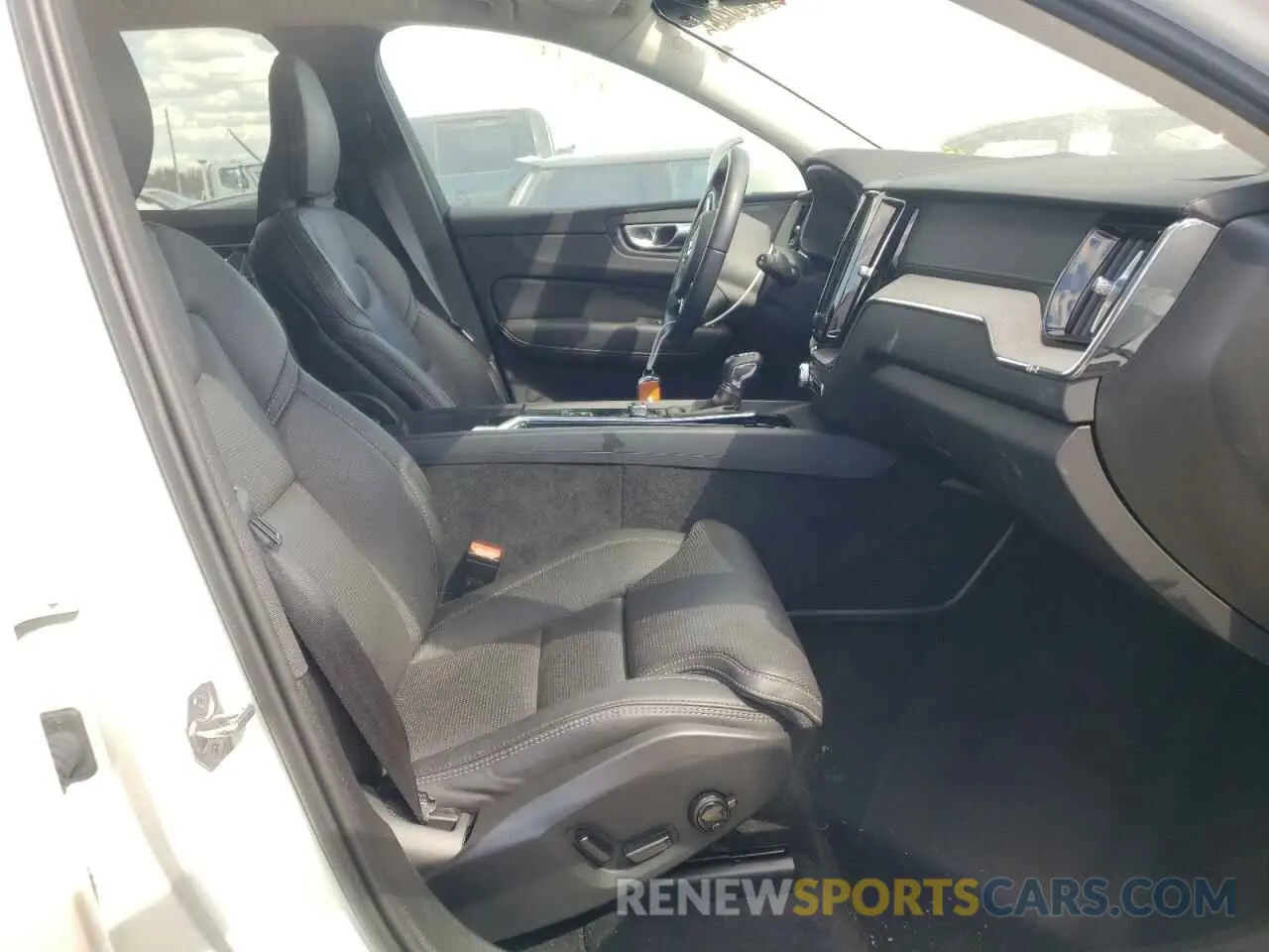 5 fotografías del automóvil dañado YV4102DL8M1732183 VOLVO XC60 2021