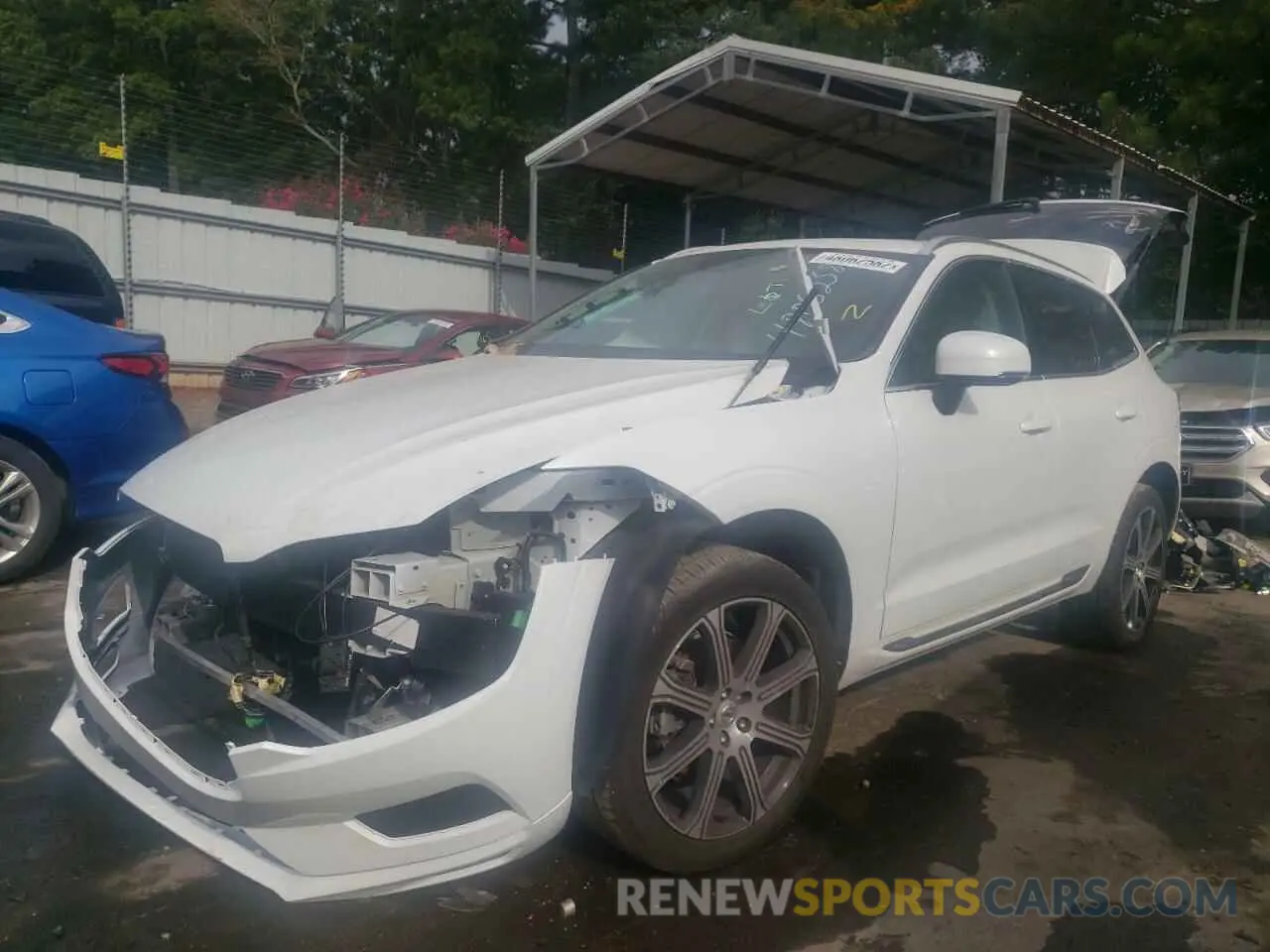2 fotografías del automóvil dañado YV4102DL9M1686332 VOLVO XC60 2021