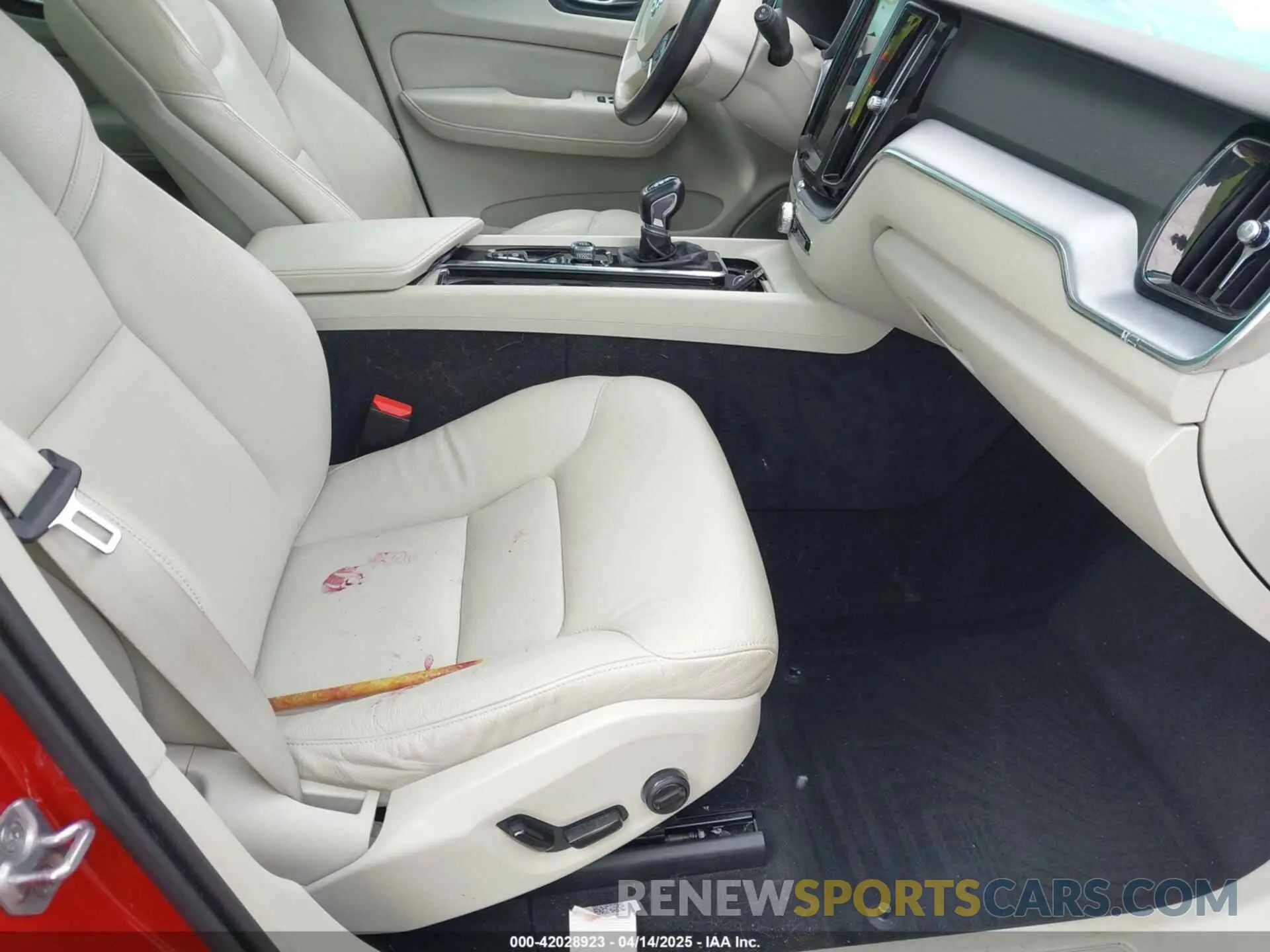 5 fotografías del automóvil dañado YV4102RK0M1738057 VOLVO XC60 2021