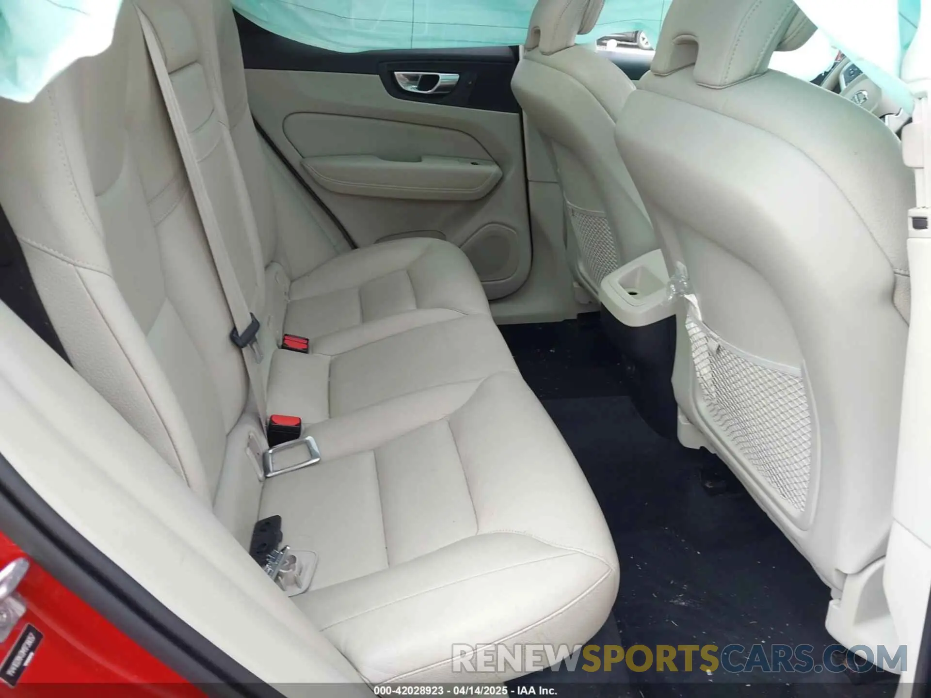 8 fotografías del automóvil dañado YV4102RK0M1738057 VOLVO XC60 2021