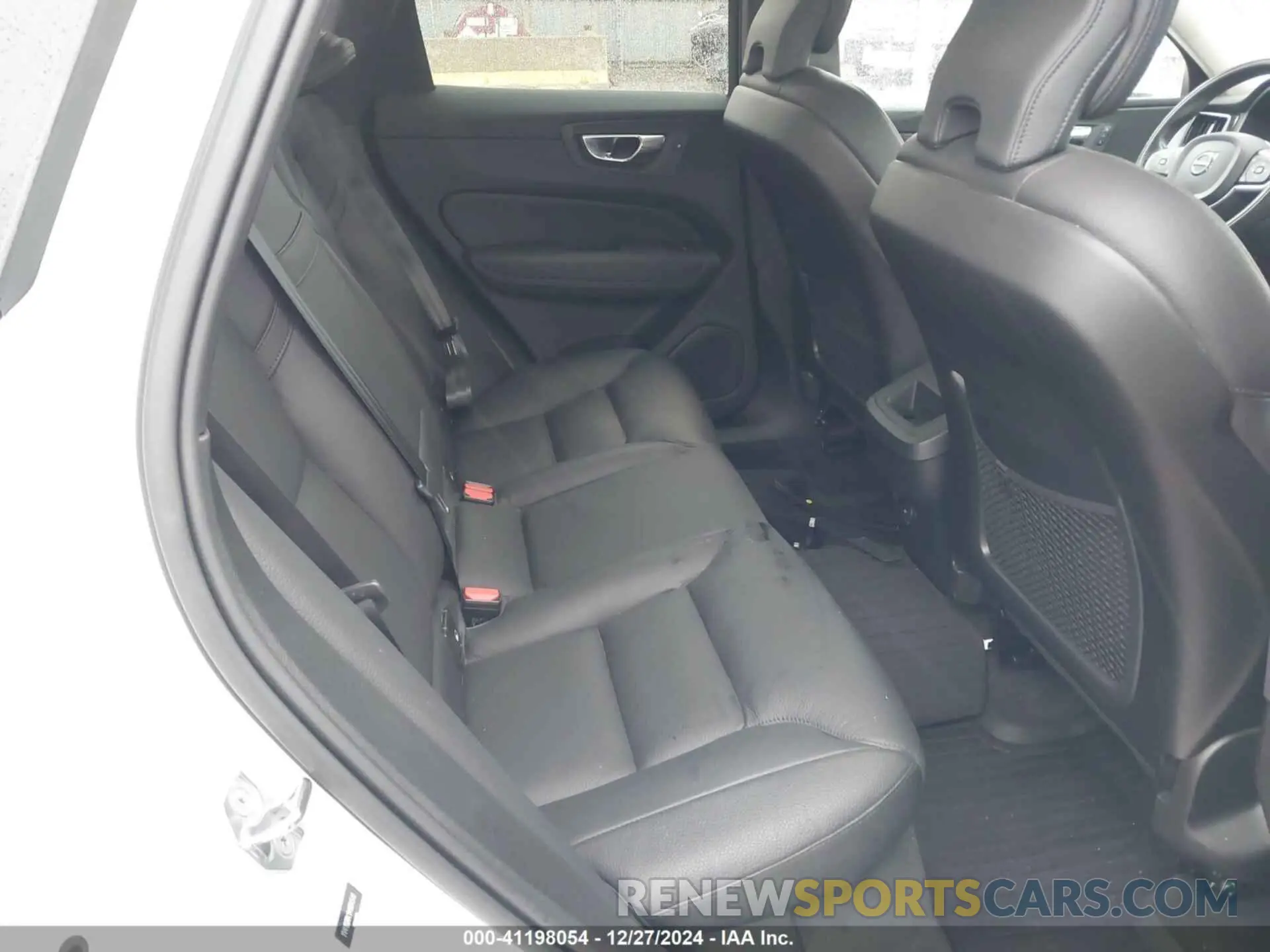 8 fotografías del automóvil dañado YV4102RK1M1804549 VOLVO XC60 2021
