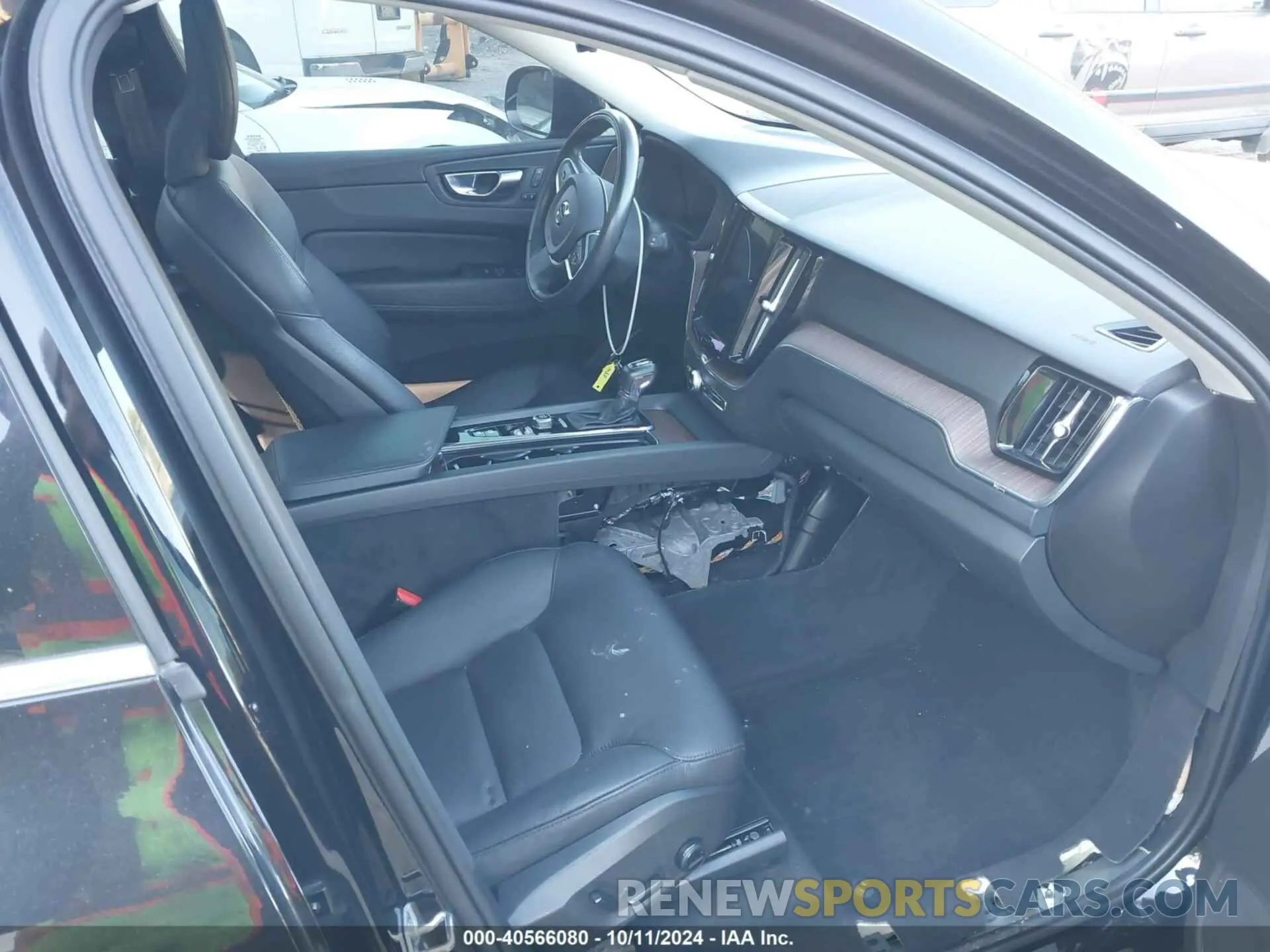 5 fotografías del automóvil dañado YV4102RK1M1810898 VOLVO XC60 2021