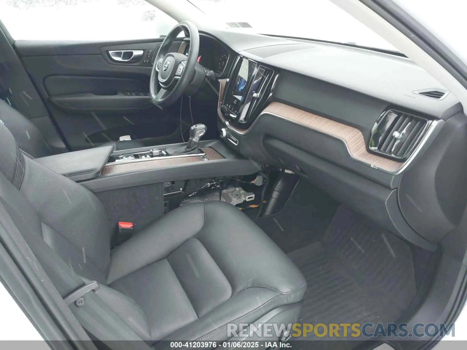 5 fotografías del automóvil dañado YV4102RK1M1882118 VOLVO XC60 2021