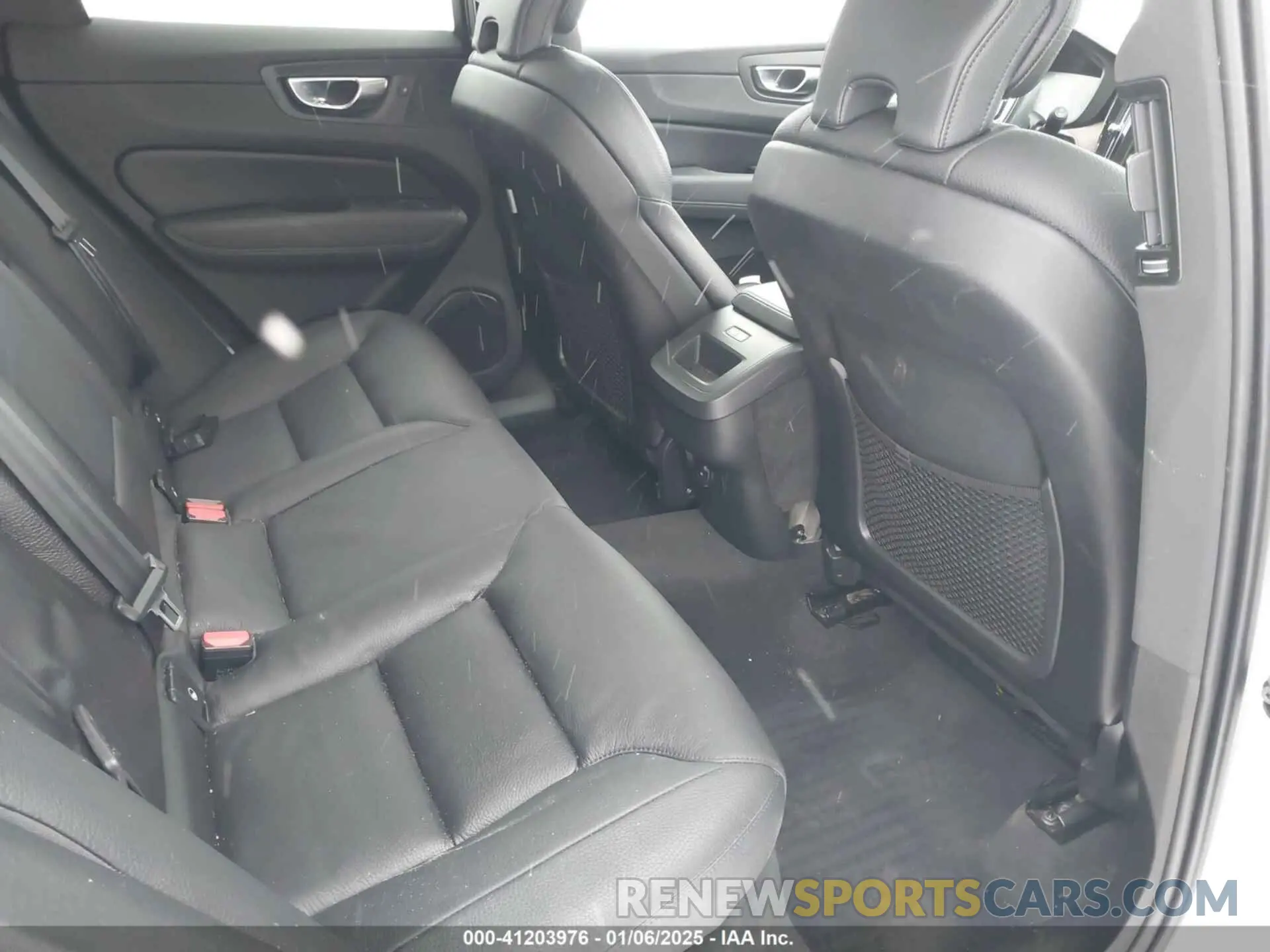 8 fotografías del automóvil dañado YV4102RK1M1882118 VOLVO XC60 2021