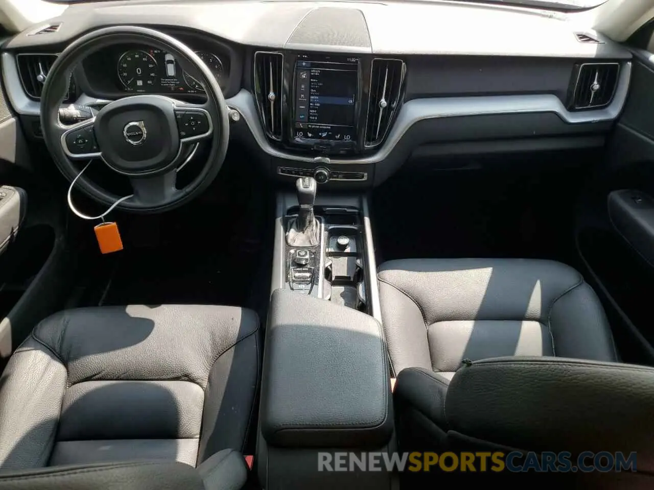8 fotografías del automóvil dañado YV4102RK3M1809932 VOLVO XC60 2021