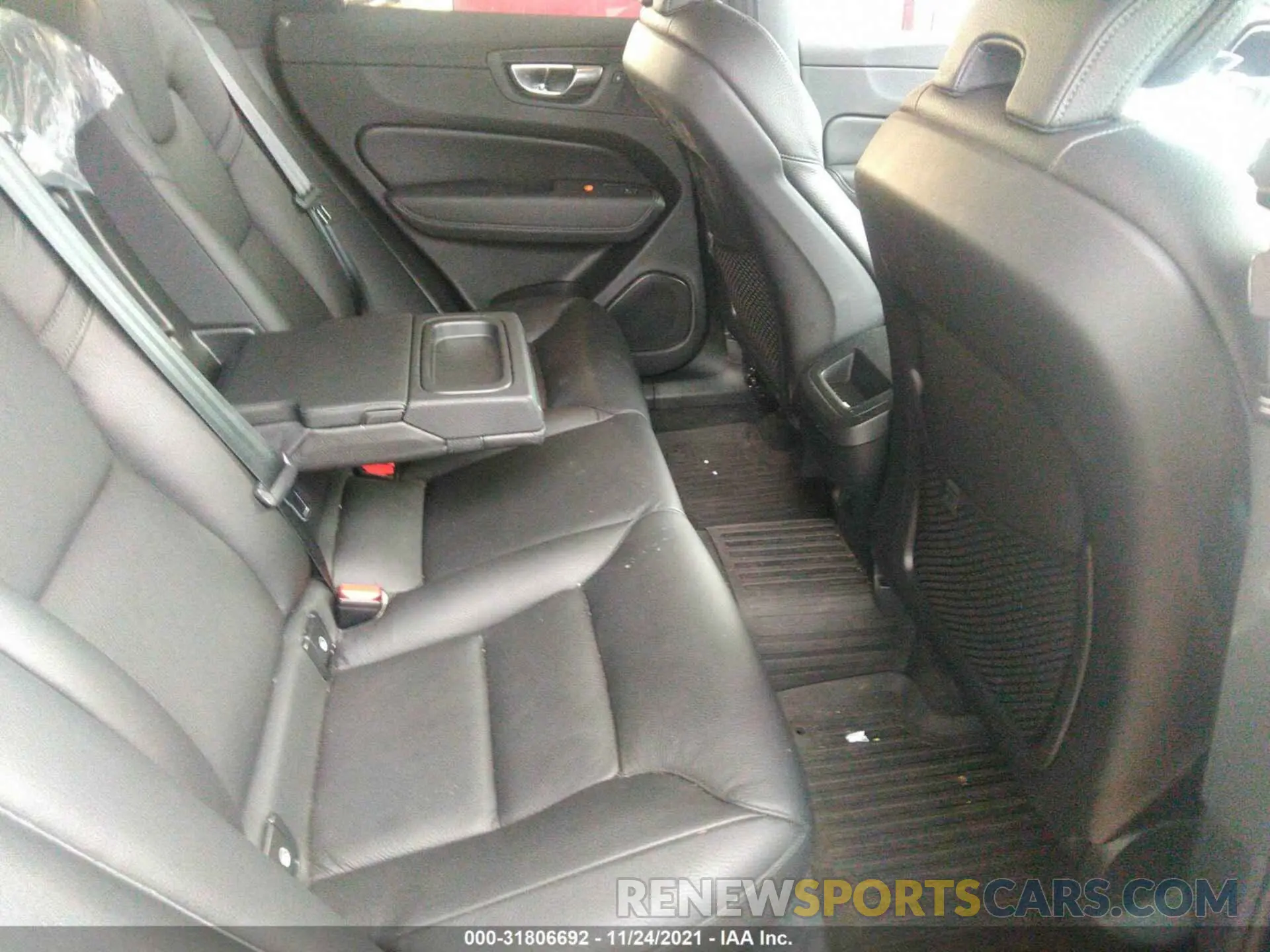 8 fotografías del automóvil dañado YV4102RK9M1711908 VOLVO XC60 2021