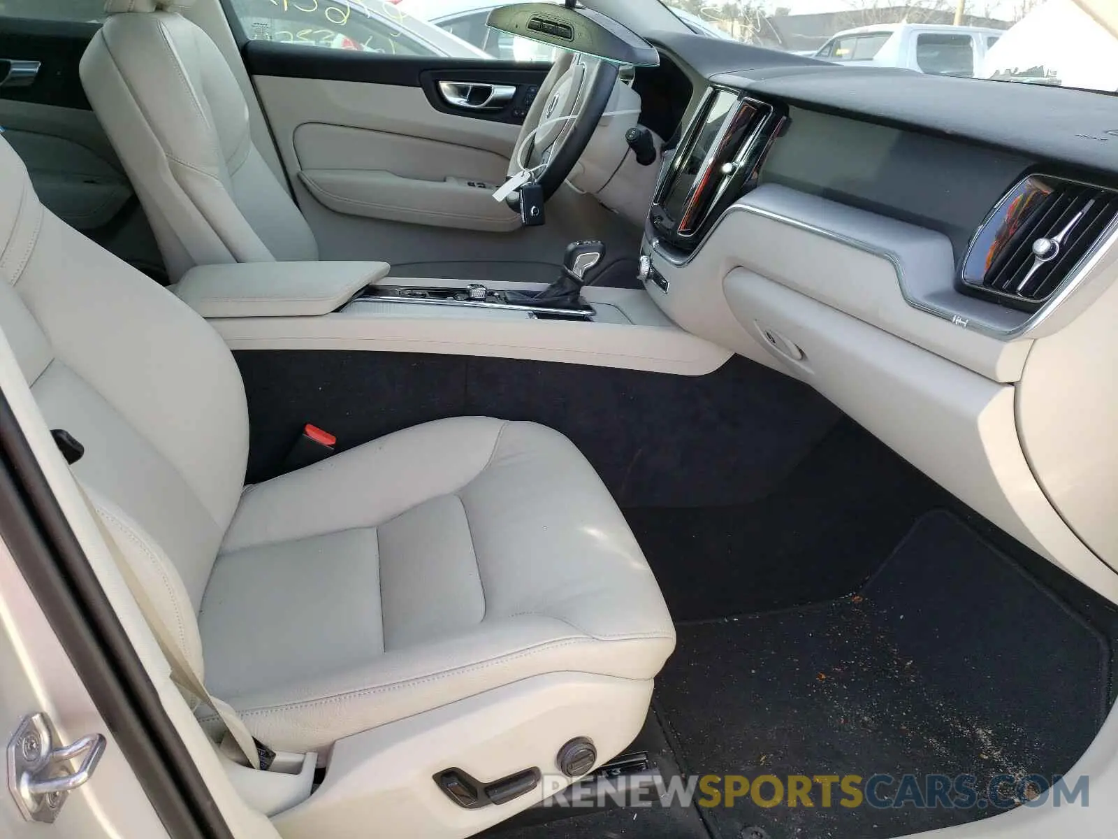 5 fotografías del automóvil dañado YV4102RKXM1738552 VOLVO XC60 2021