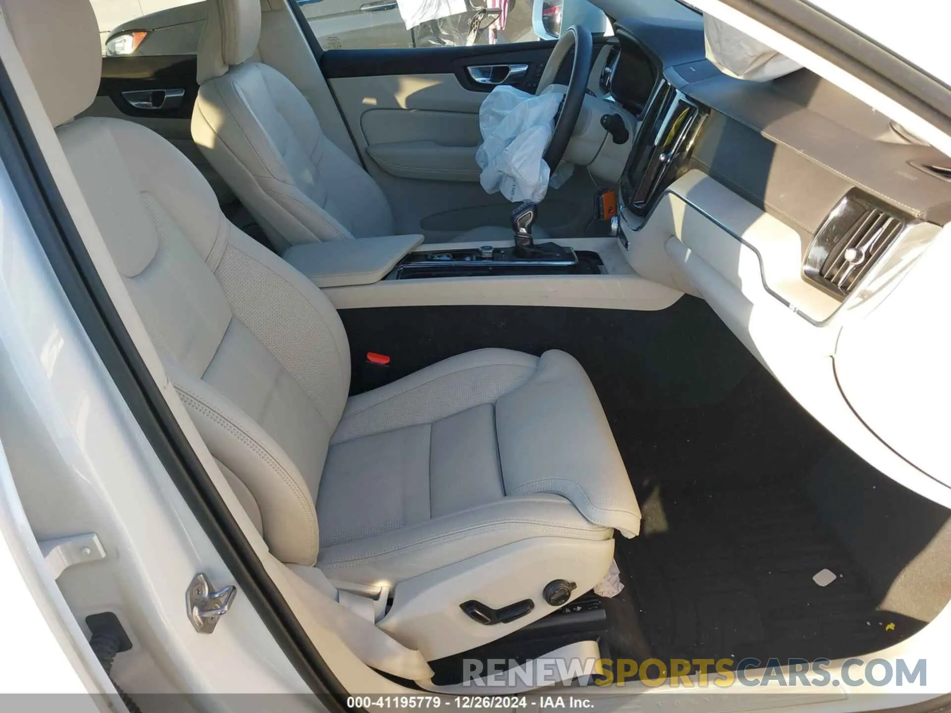 5 fotografías del automóvil dañado YV4102RL1M1821540 VOLVO XC60 2021