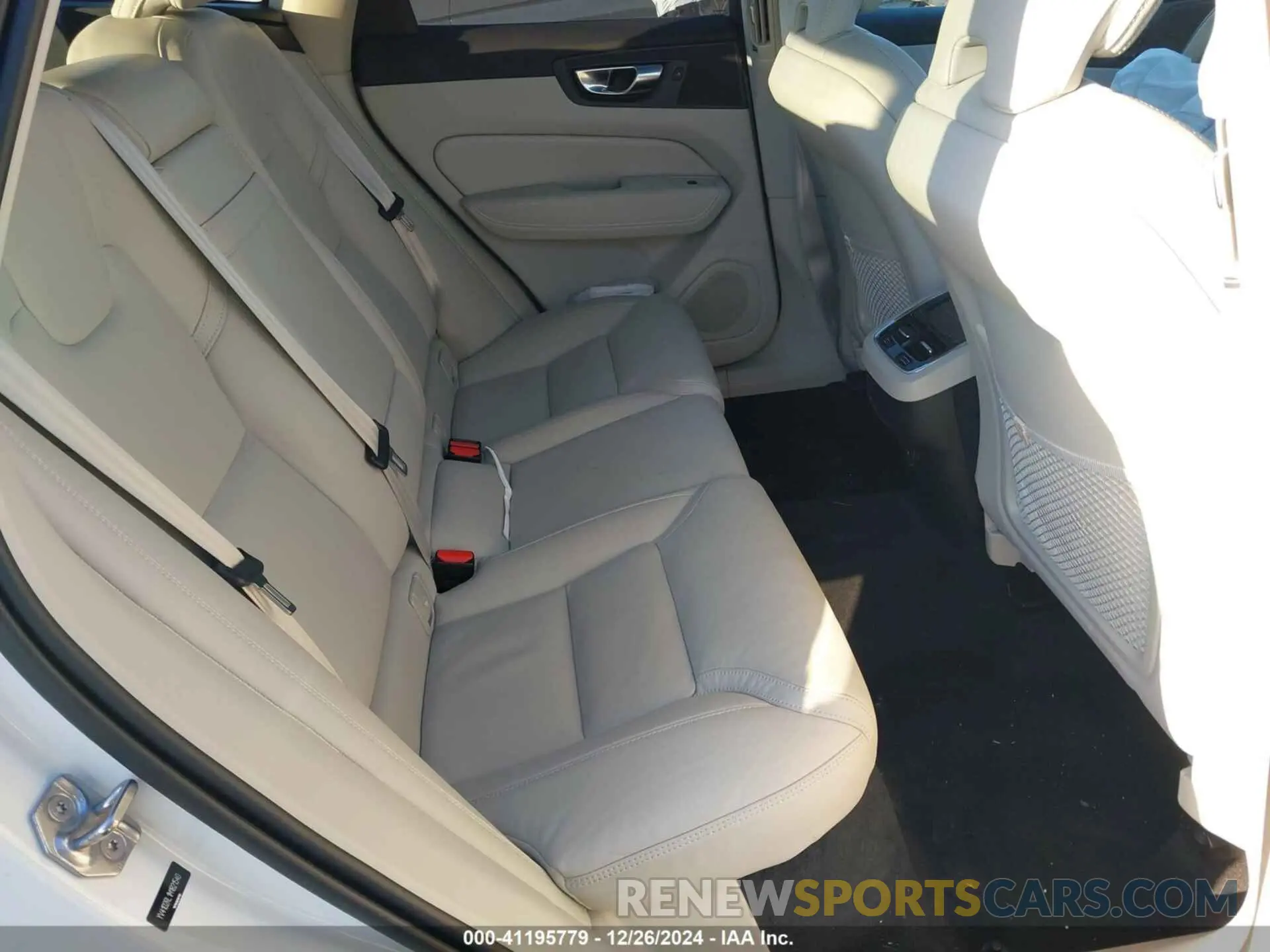 8 fotografías del automóvil dañado YV4102RL1M1821540 VOLVO XC60 2021