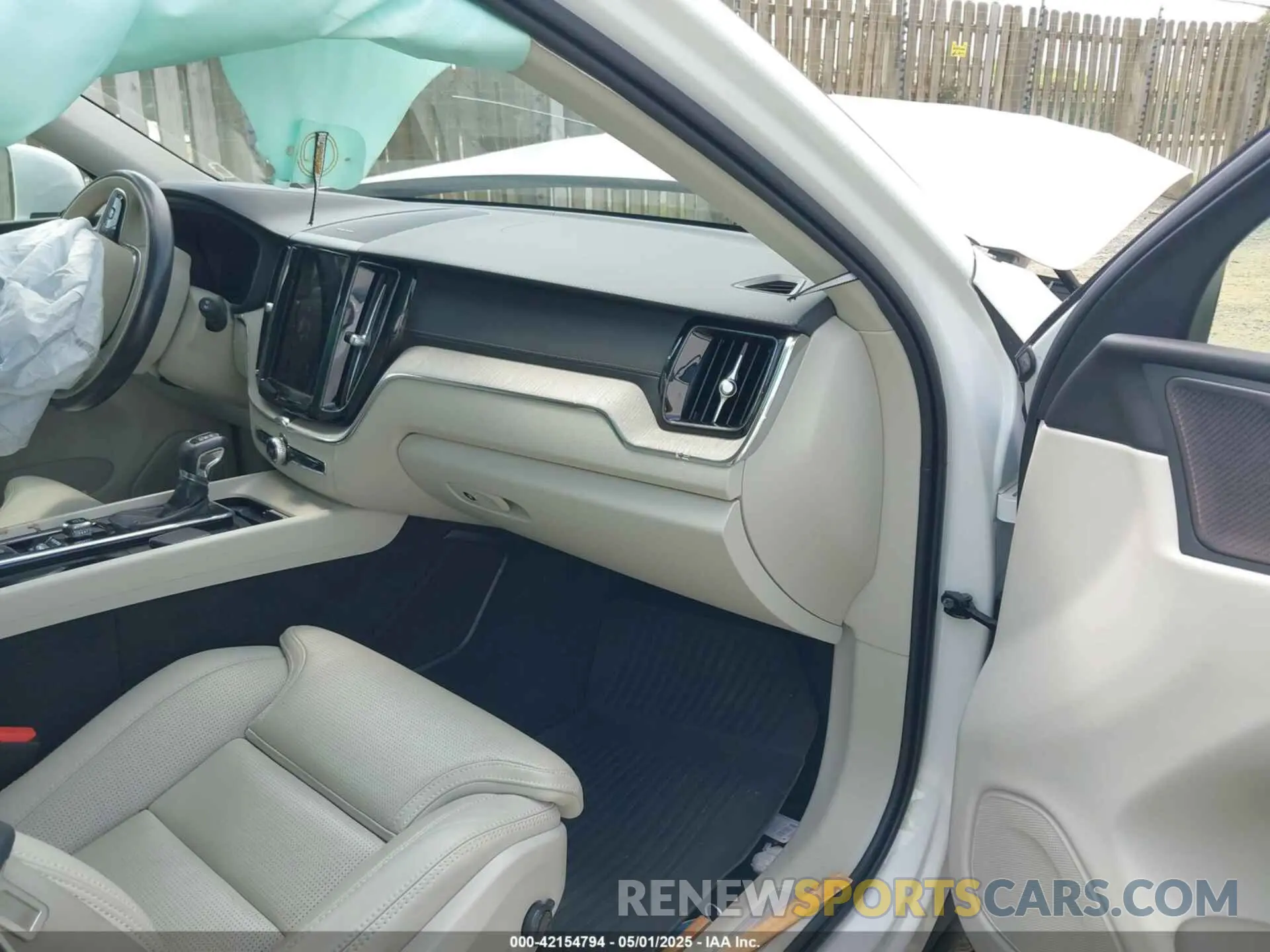 5 fotografías del automóvil dañado YV4102RL4M1734862 VOLVO XC60 2021