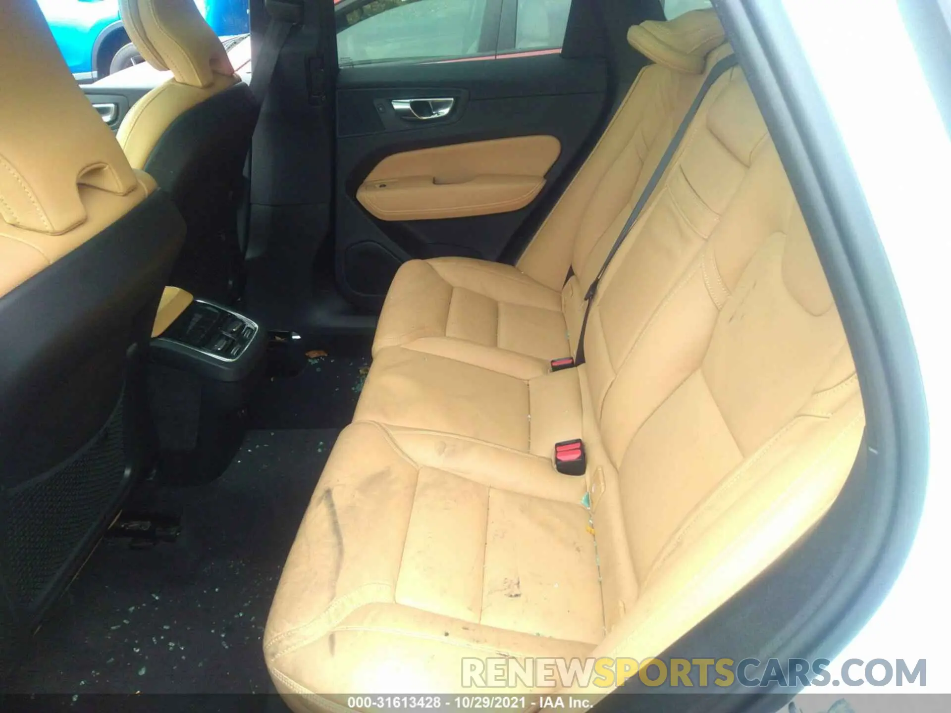 8 fotografías del automóvil dañado YV4102RL5M1759642 VOLVO XC60 2021