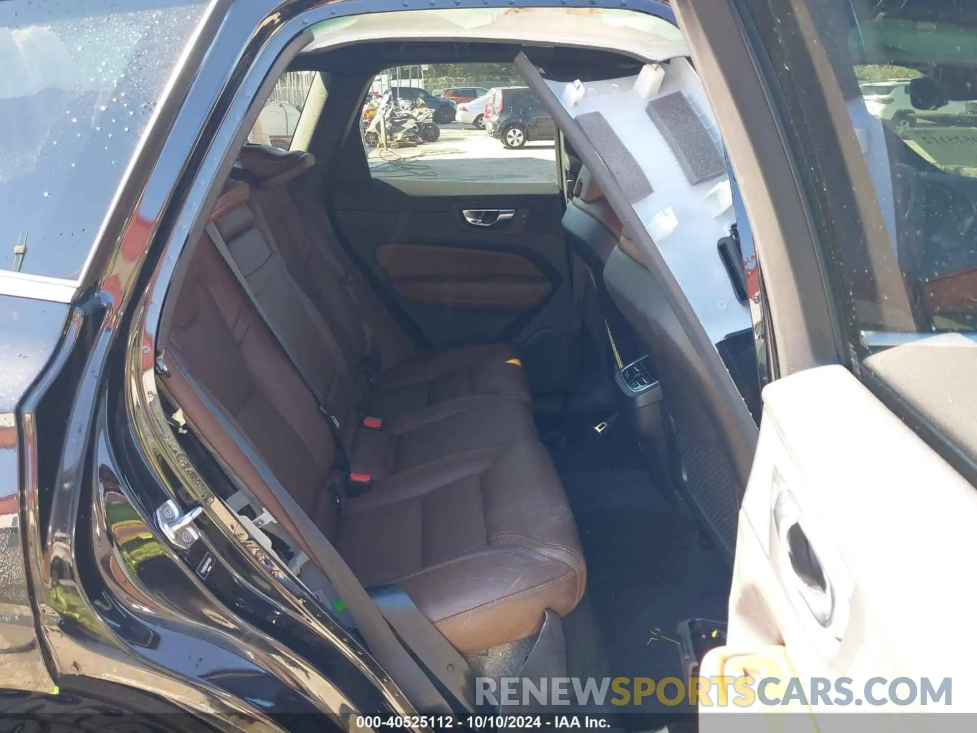 8 fotografías del automóvil dañado YV4102RL6M1749301 VOLVO XC60 2021