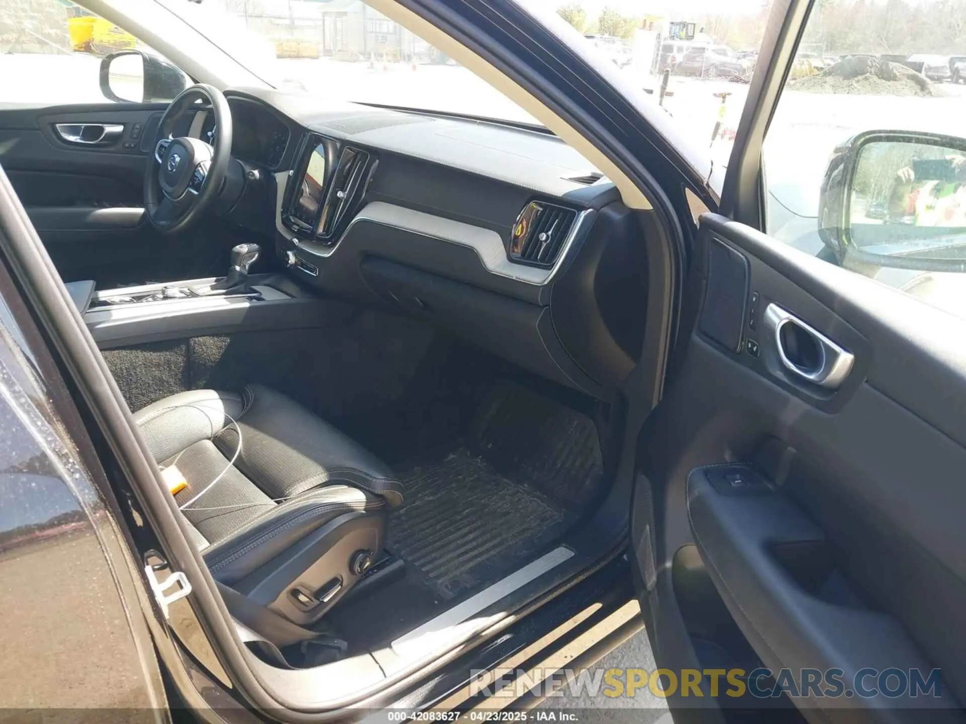 5 fotografías del automóvil dañado YV4102RL9M1829188 VOLVO XC60 2021