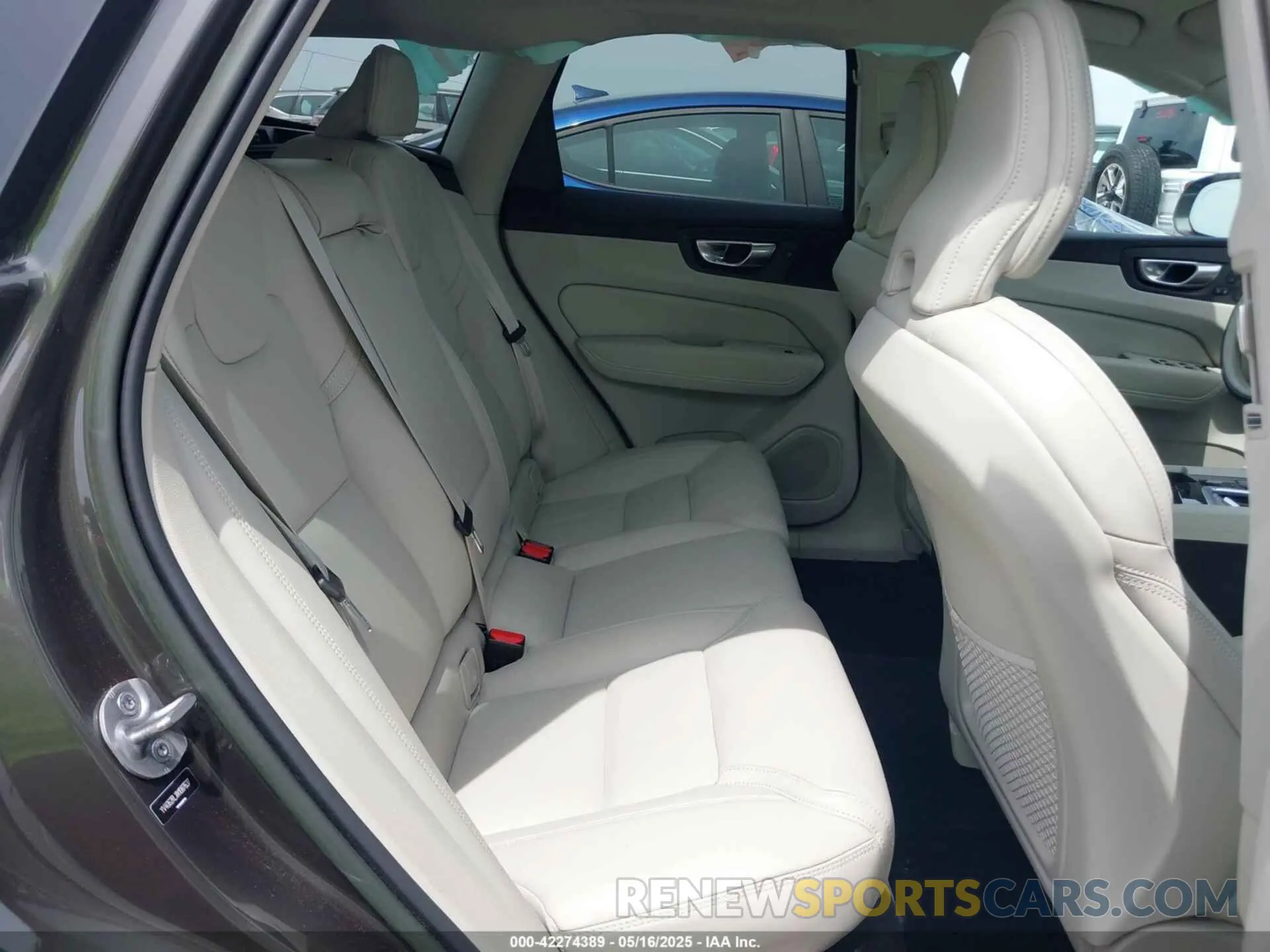 8 fotografías del automóvil dañado YV4062RLXN1087637 VOLVO XC60 2022