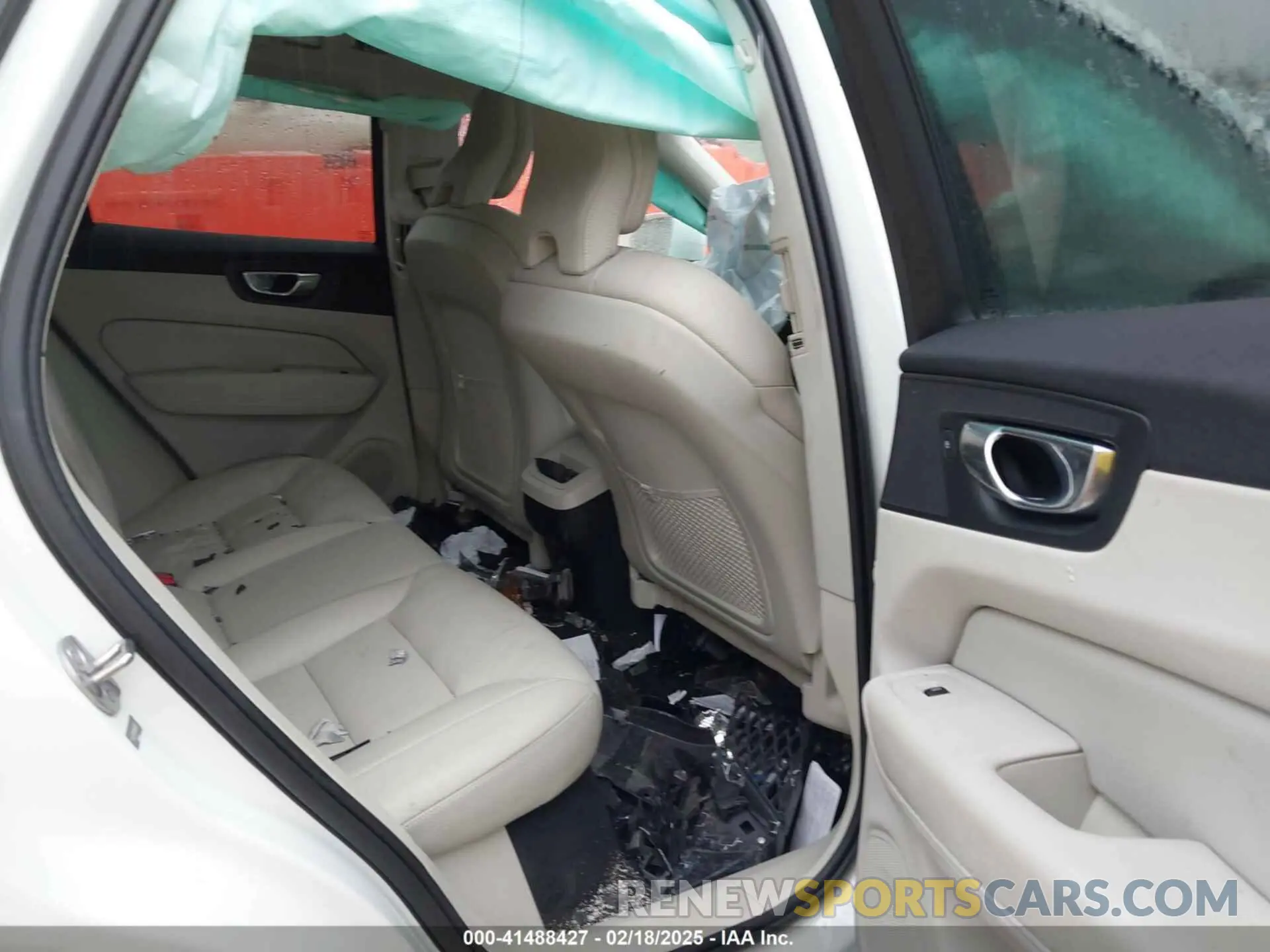 8 fotografías del automóvil dañado YV4L12RK0N1047263 VOLVO XC60 2022