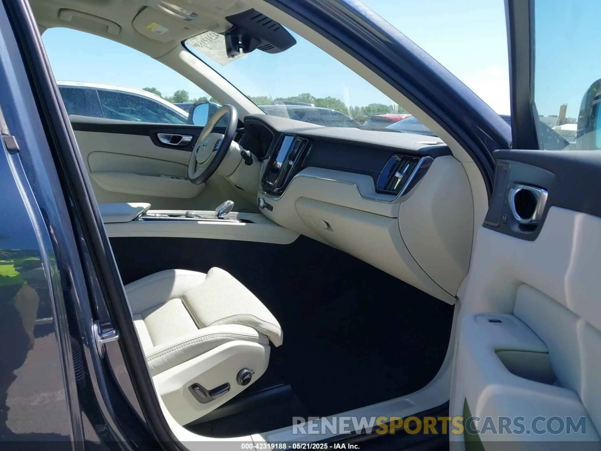 5 fotografías del automóvil dañado YV4L12RL9N1002850 VOLVO XC60 2022