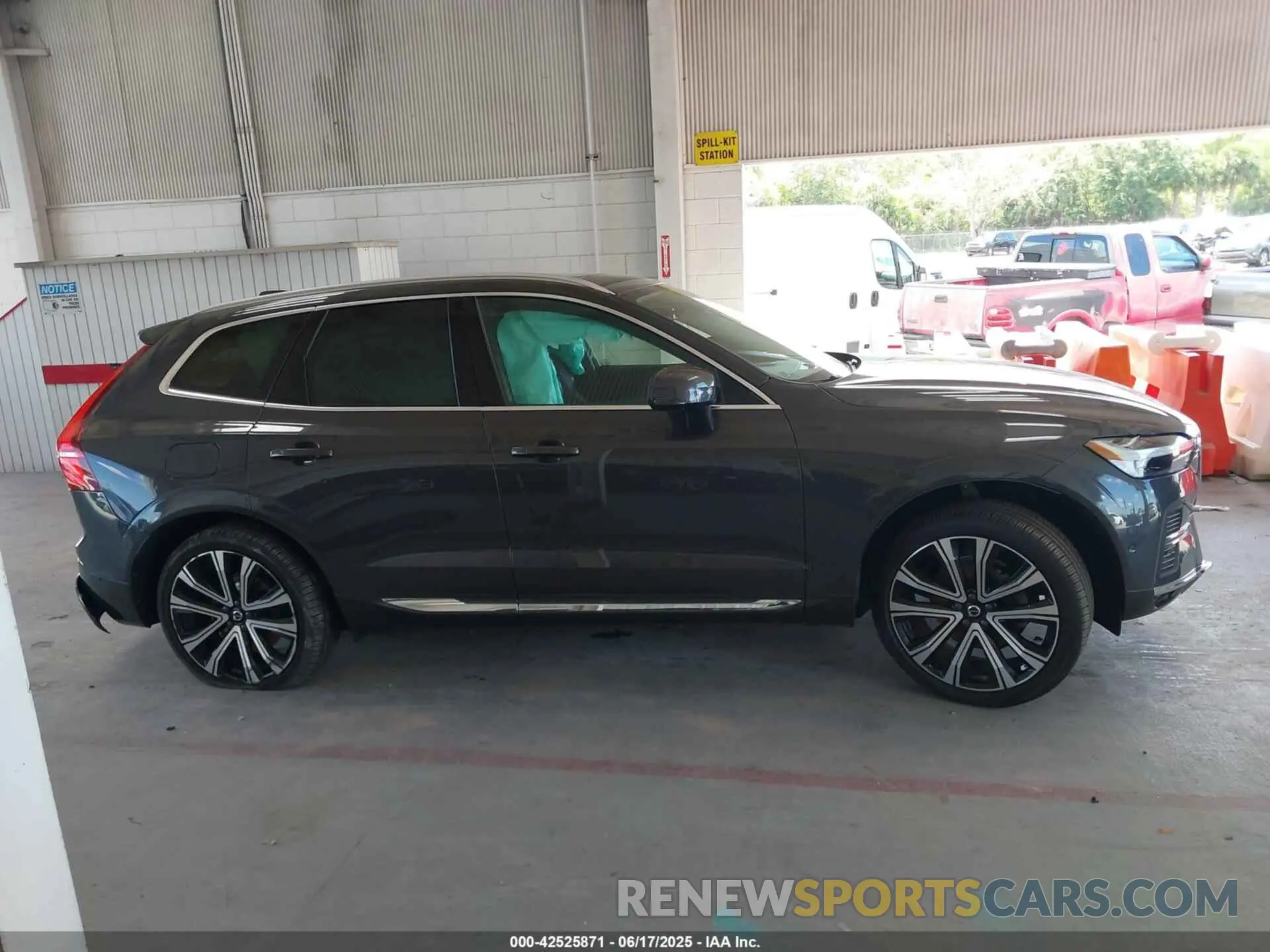 13 fotografías del automóvil dañado YV4L12DA6P1192325 VOLVO XC60 2023