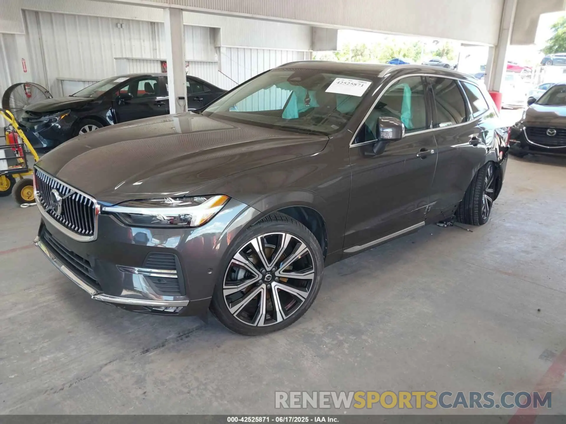 2 fotografías del automóvil dañado YV4L12DA6P1192325 VOLVO XC60 2023